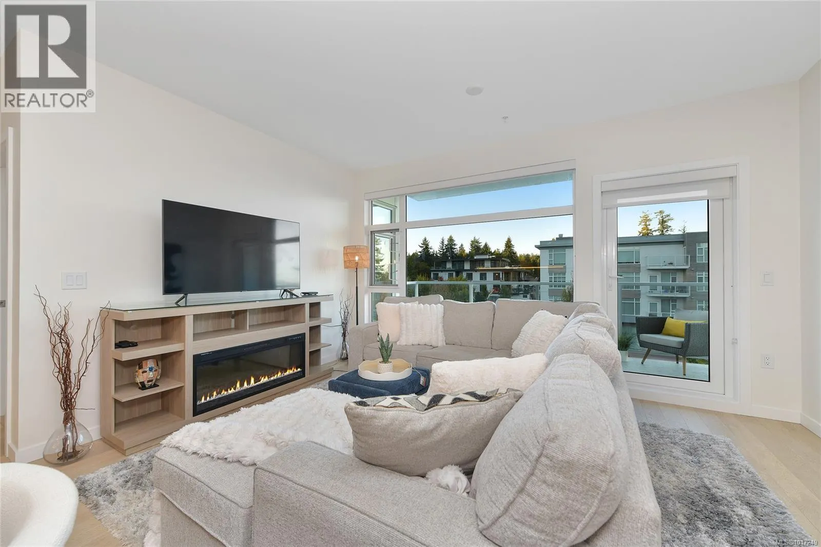 302 5118 Cordova Bay Rd