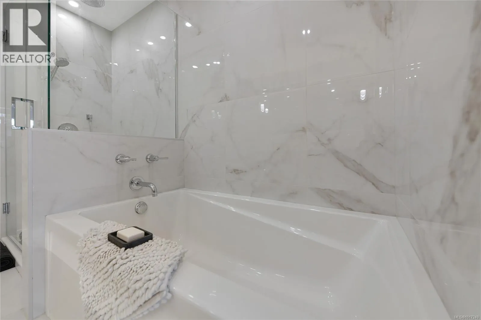 302 5118 Cordova Bay Rd