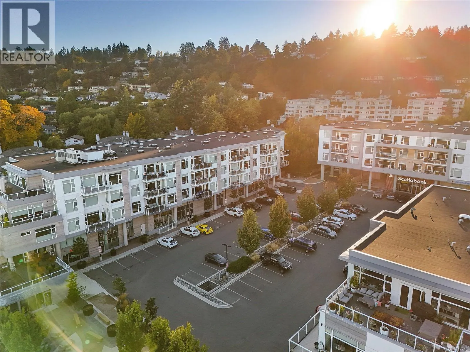 302 5118 Cordova Bay Rd
