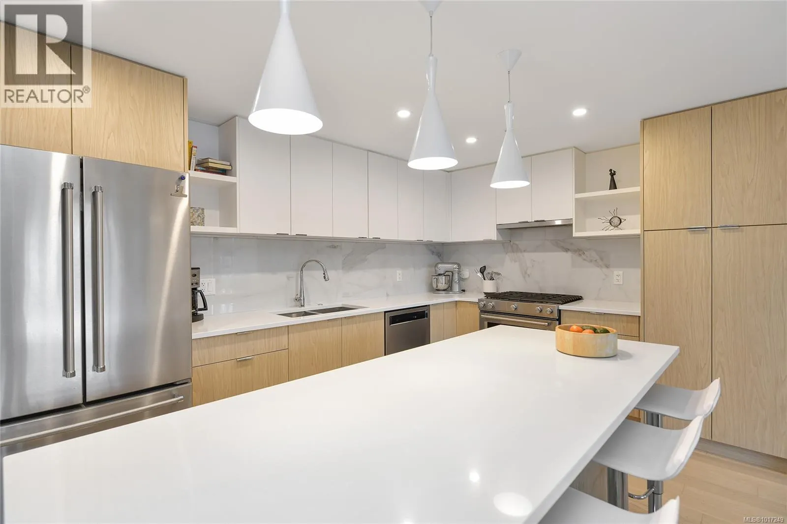 302 5118 Cordova Bay Rd