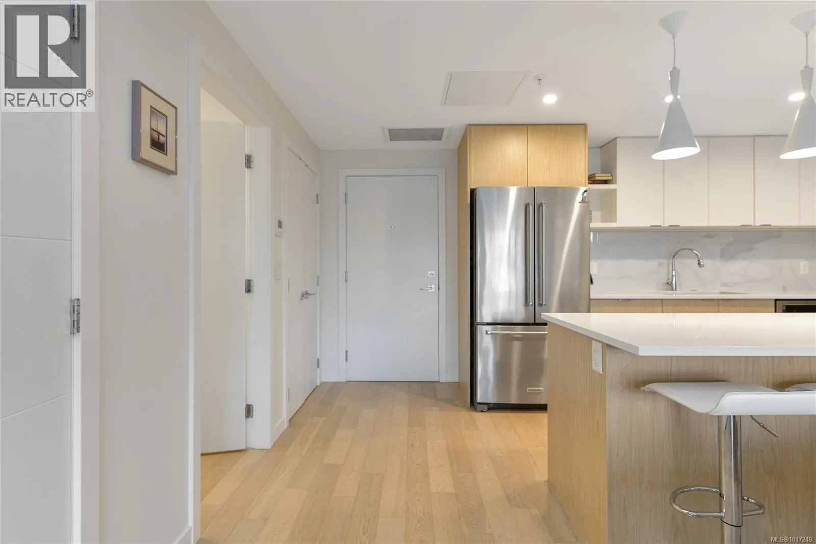 302 5118 Cordova Bay Rd