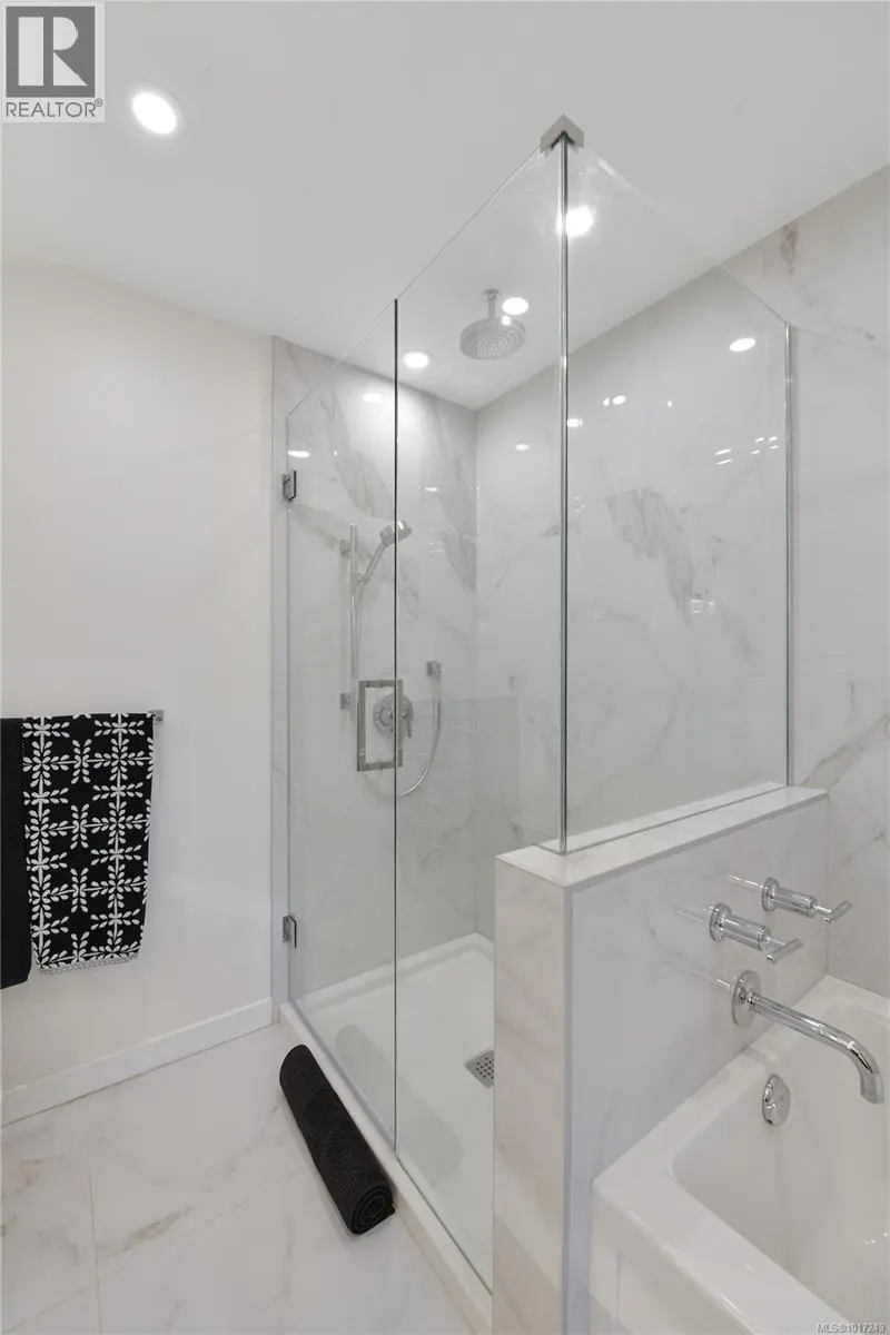 302 5118 Cordova Bay Rd