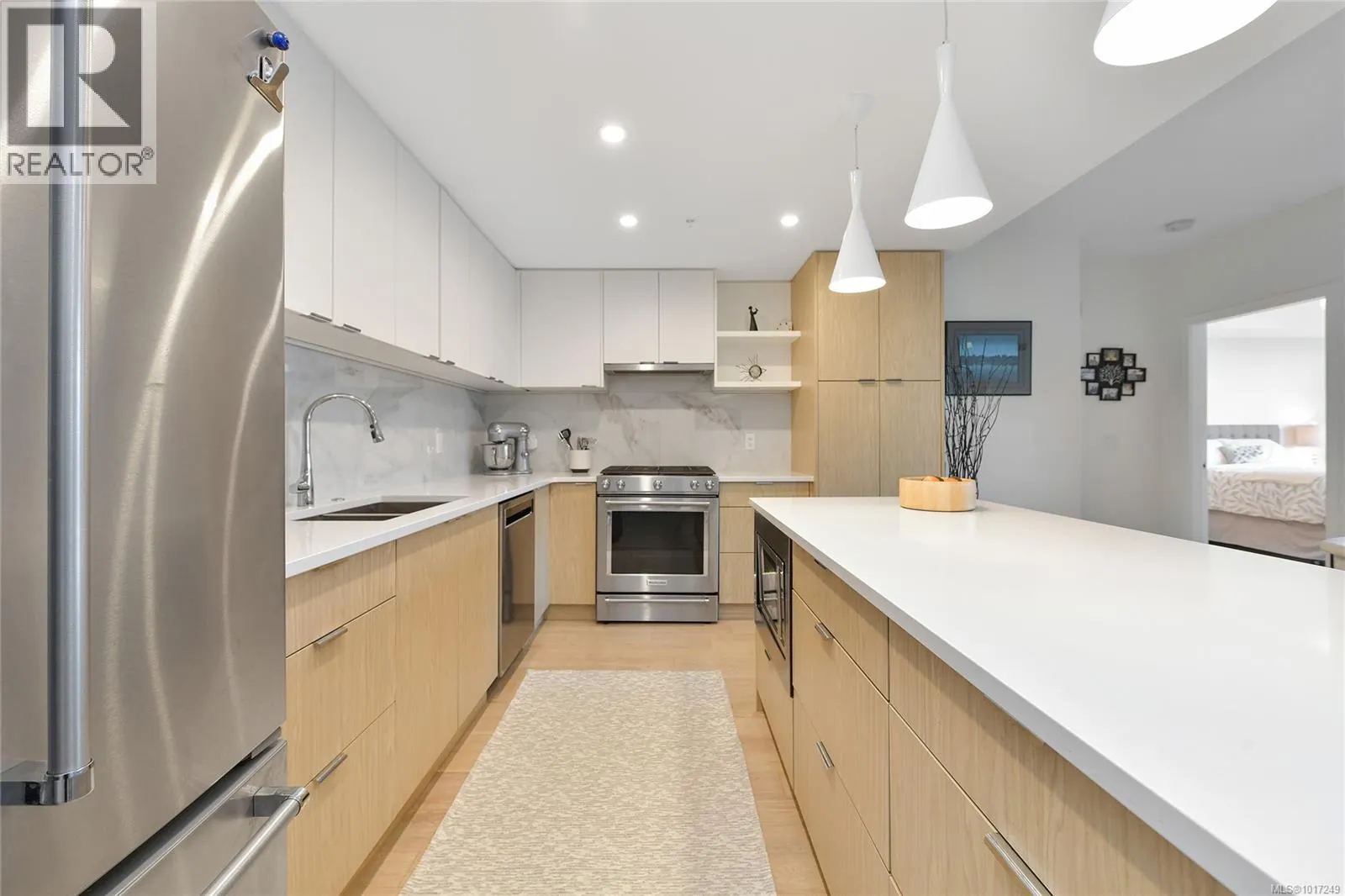 302 5118 Cordova Bay Rd