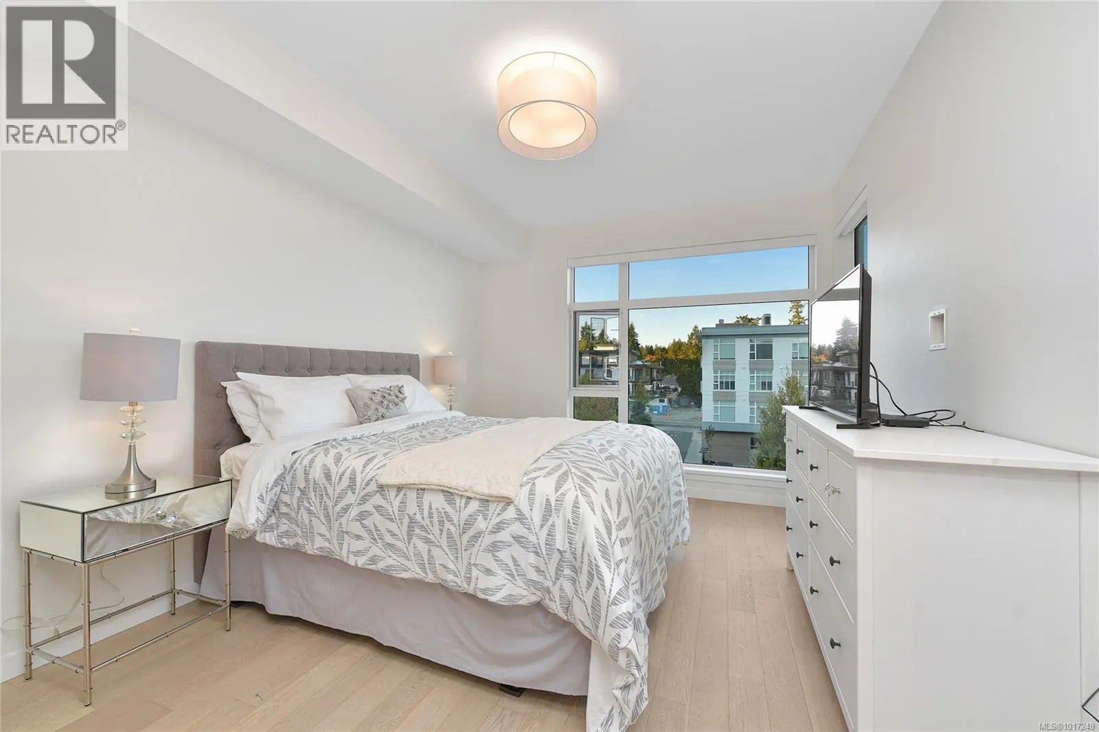 302 5118 Cordova Bay Rd