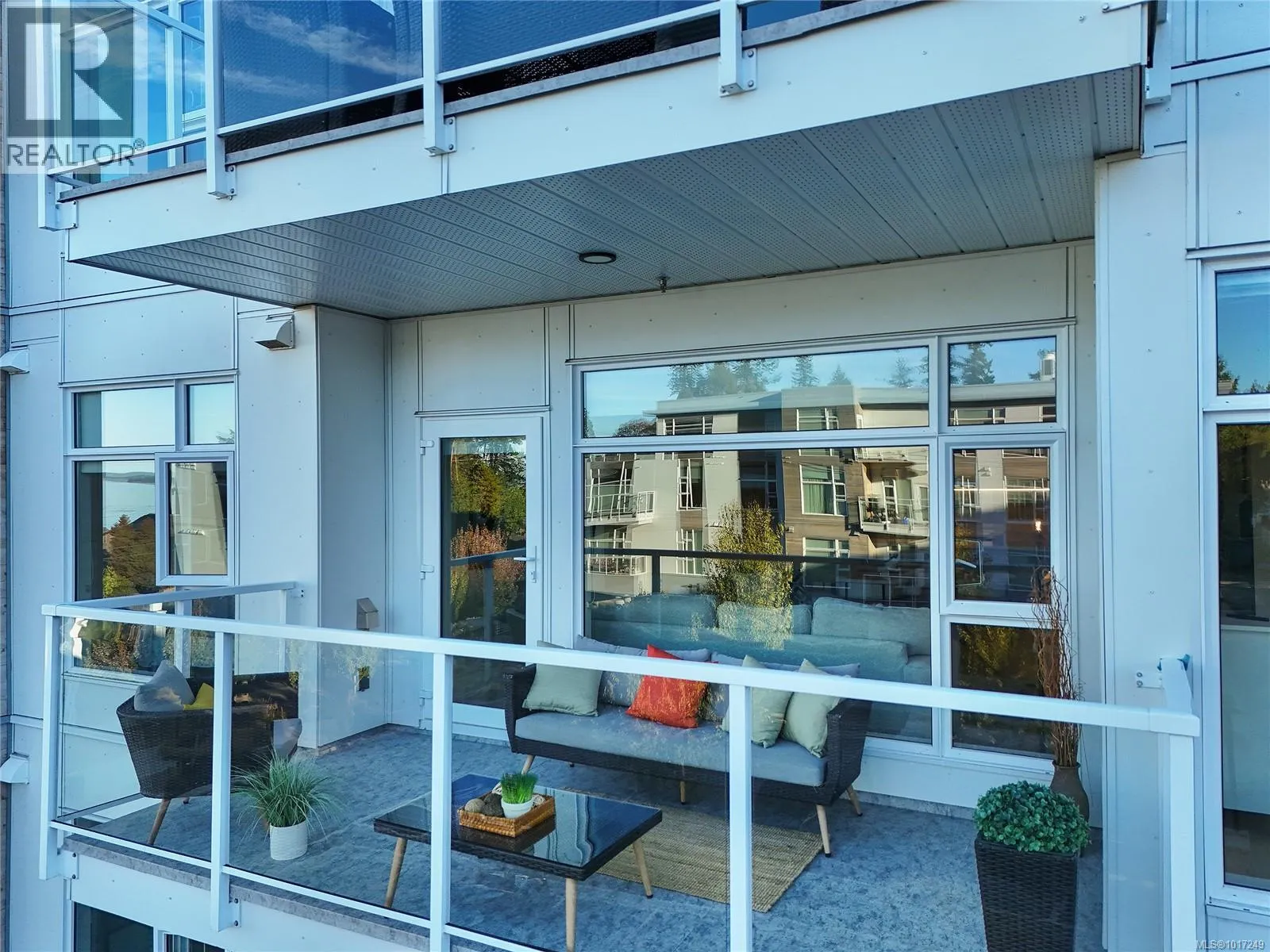302 5118 Cordova Bay Rd