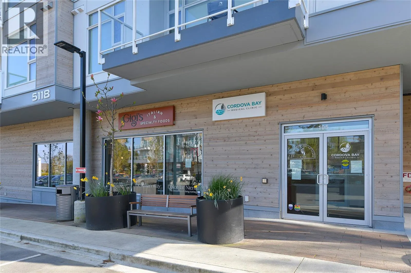 302 5118 Cordova Bay Rd