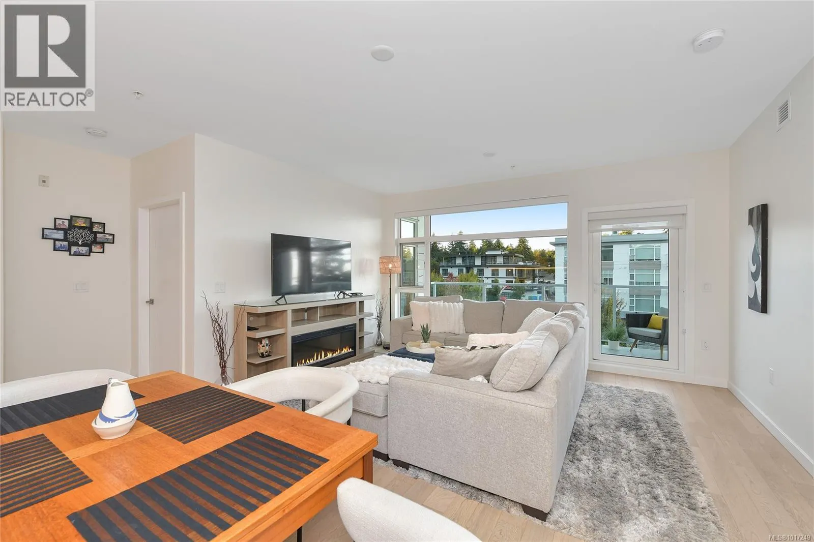 302 5118 Cordova Bay Rd