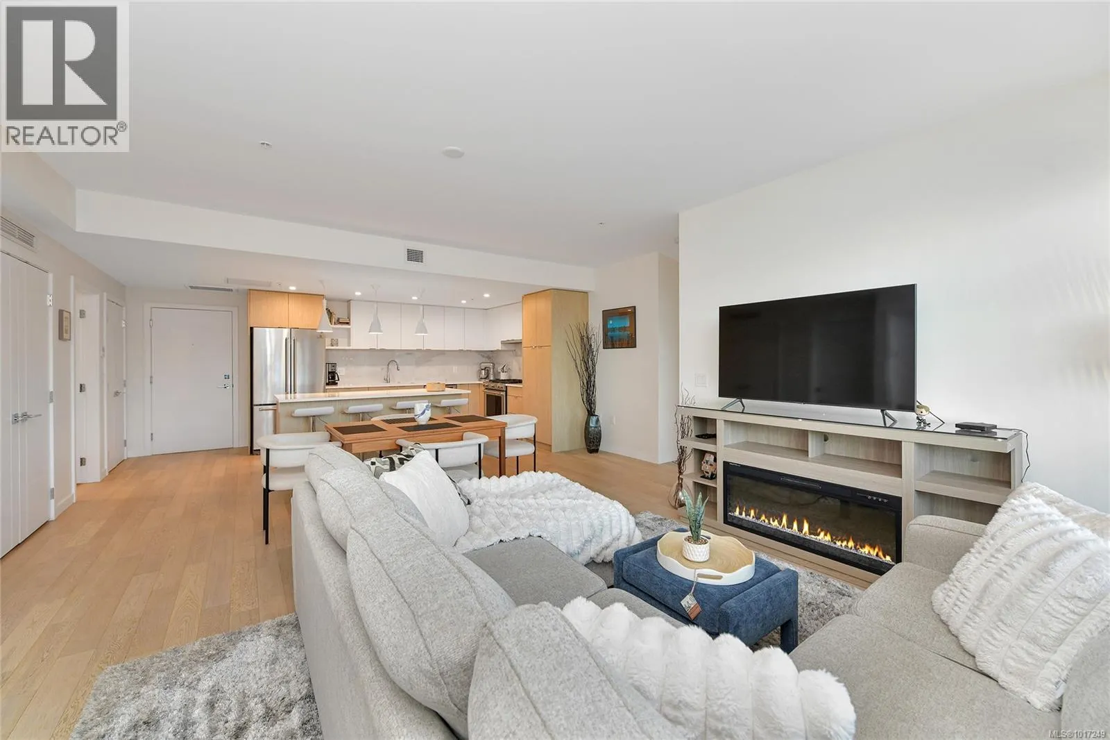 302 5118 Cordova Bay Rd