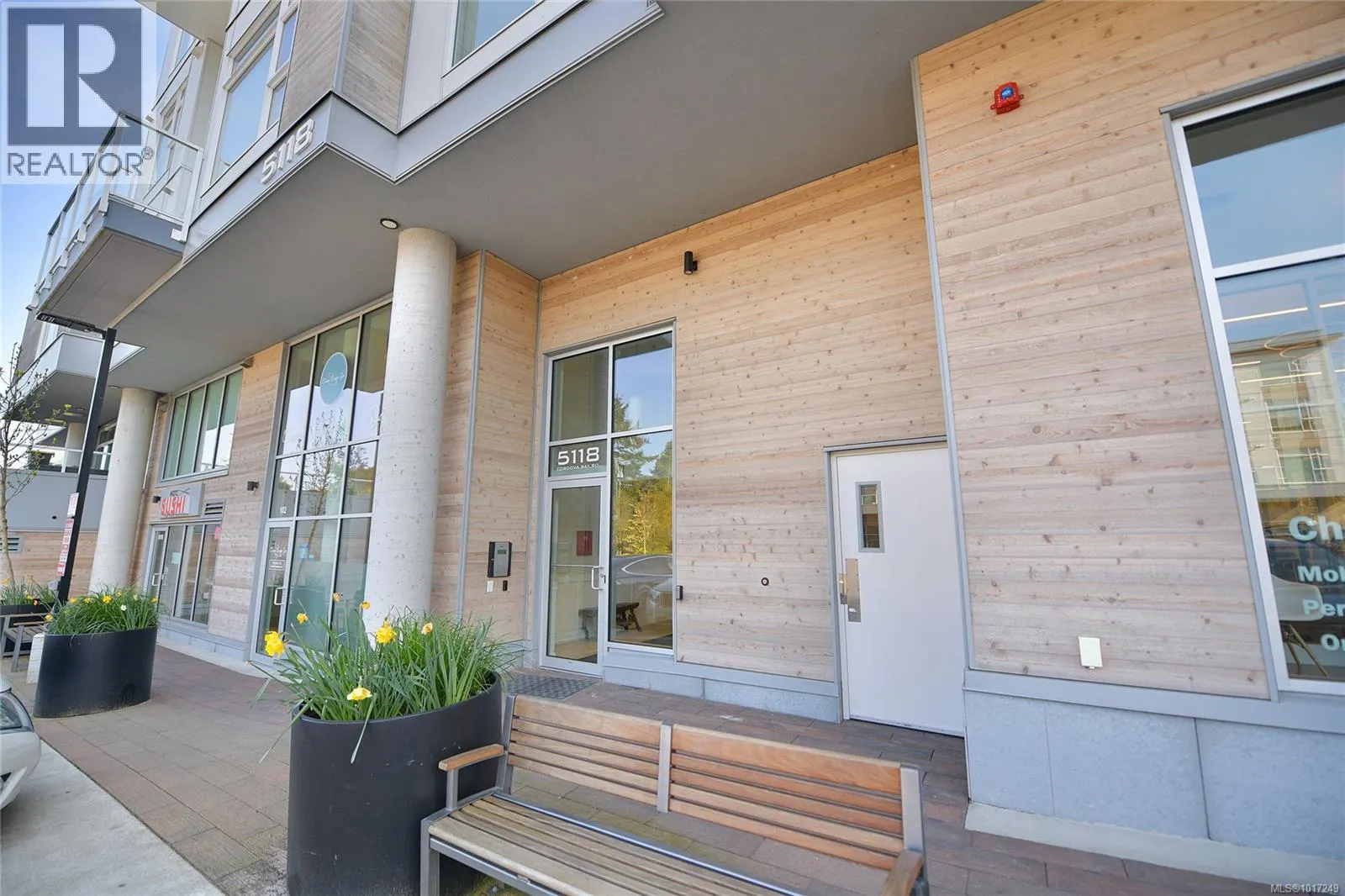 302 5118 Cordova Bay Rd