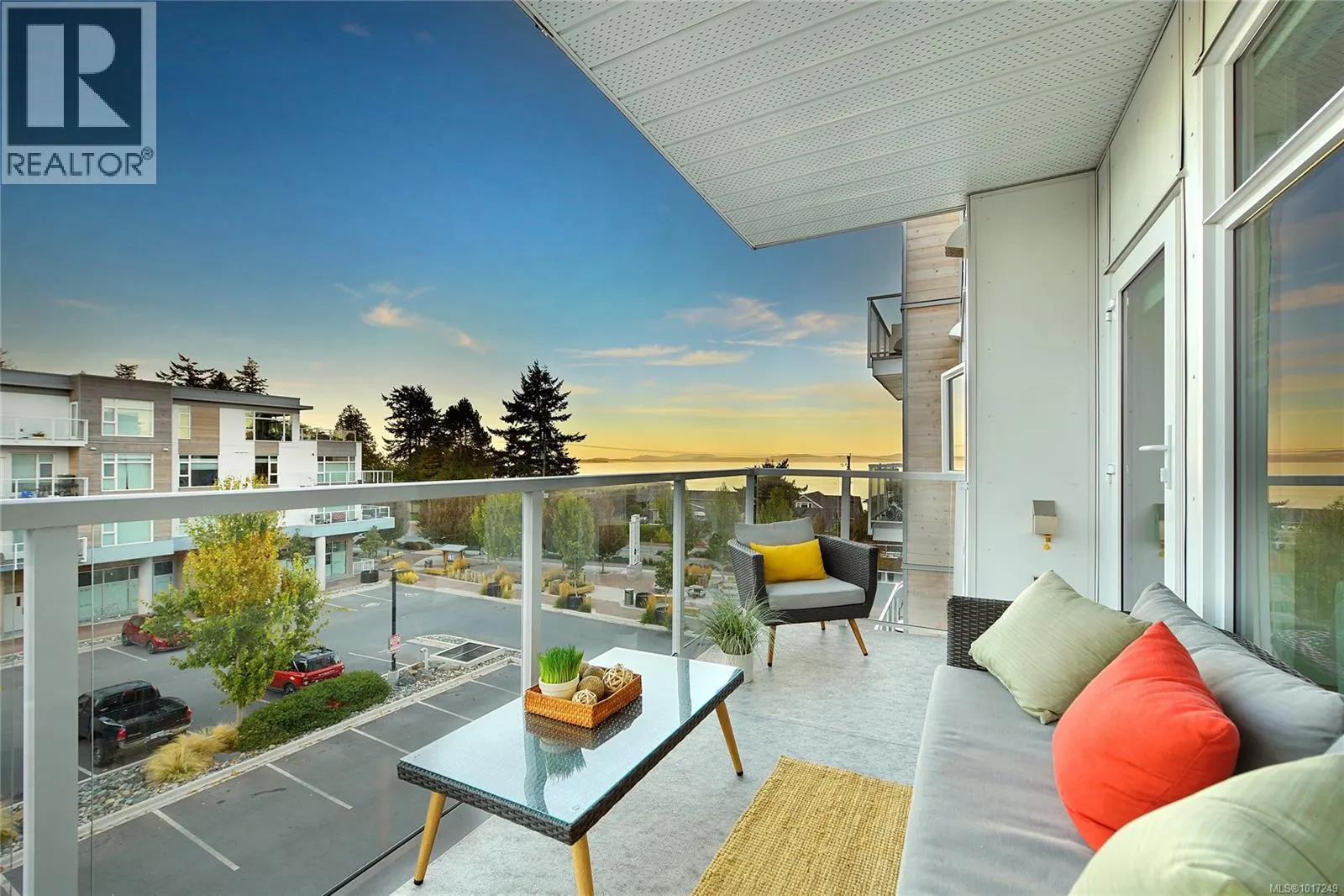 302 5118 Cordova Bay Rd
