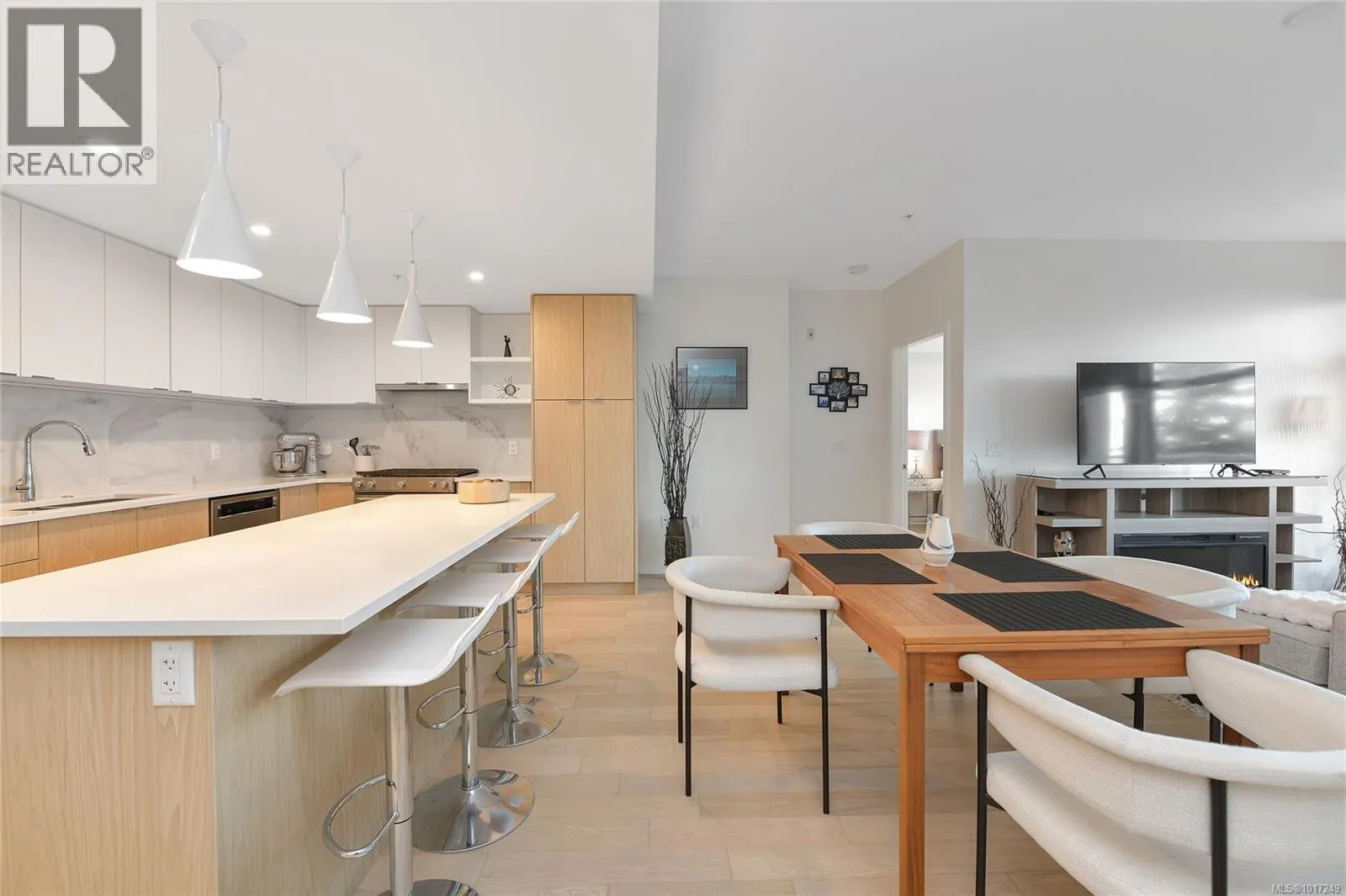 302 5118 Cordova Bay Rd