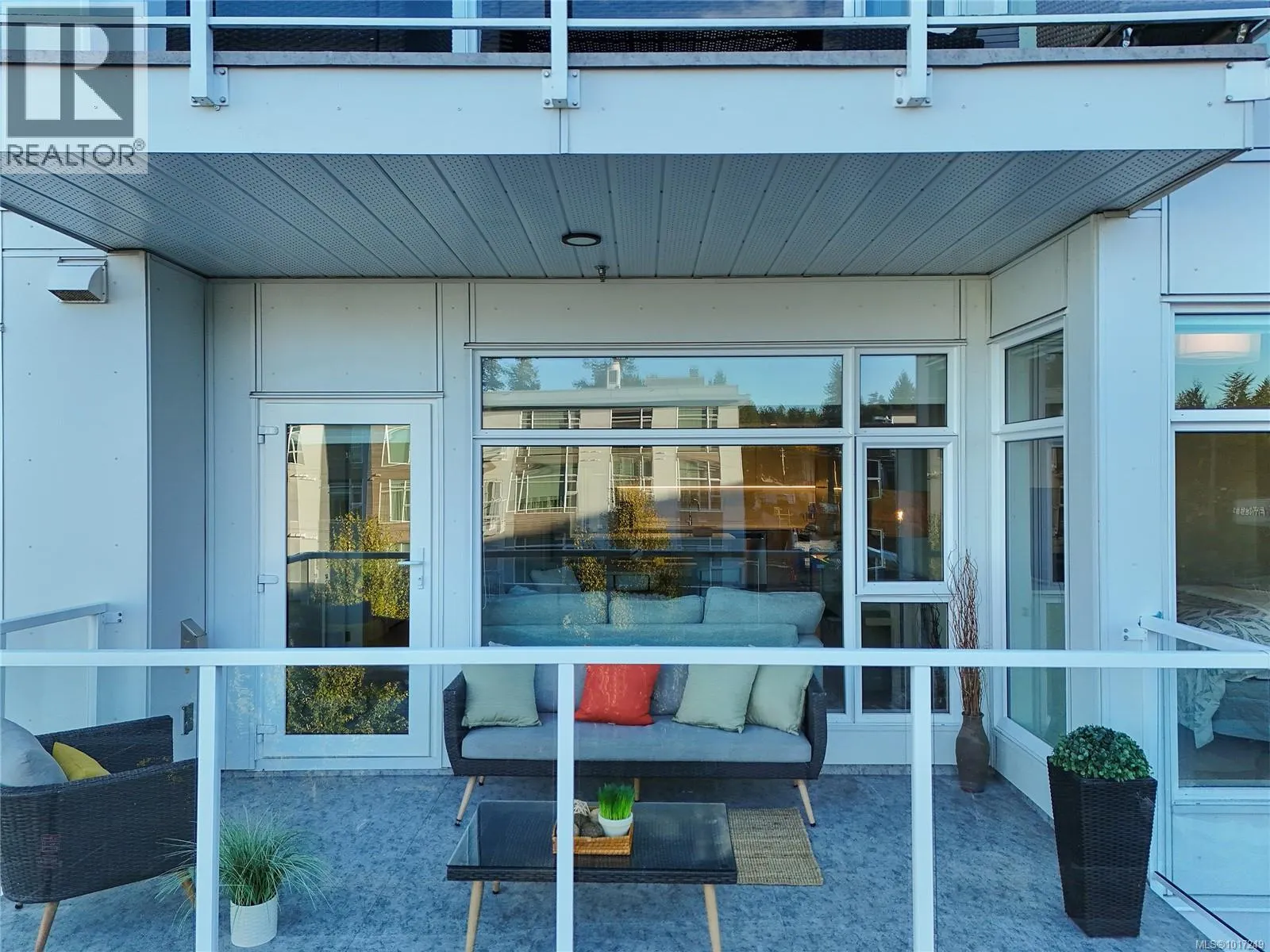 302 5118 Cordova Bay Rd