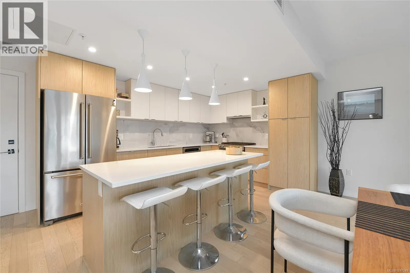 302 5118 Cordova Bay Rd