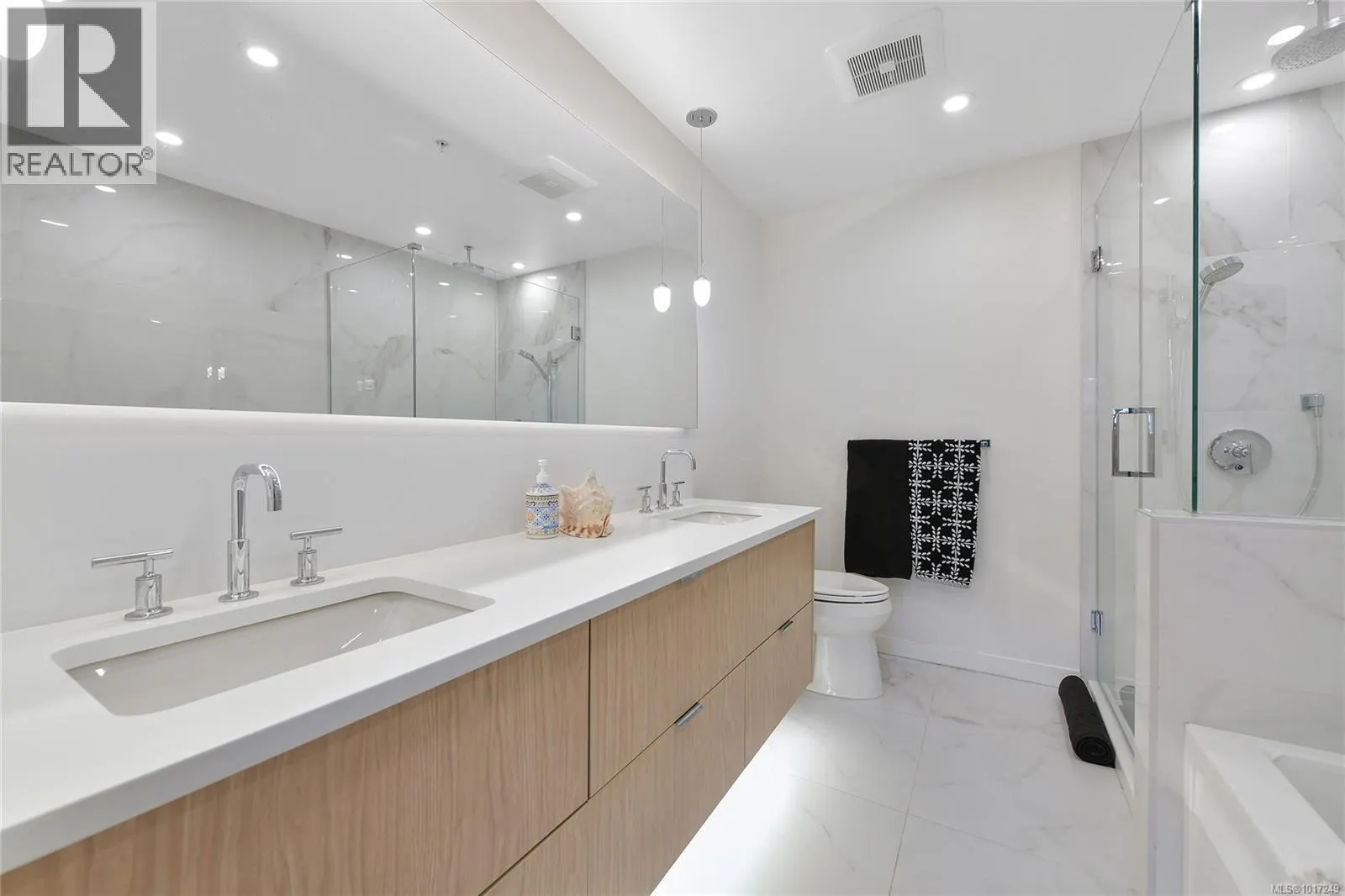302 5118 Cordova Bay Rd