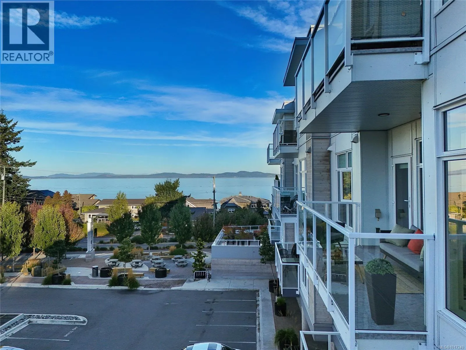 302 5118 Cordova Bay Rd