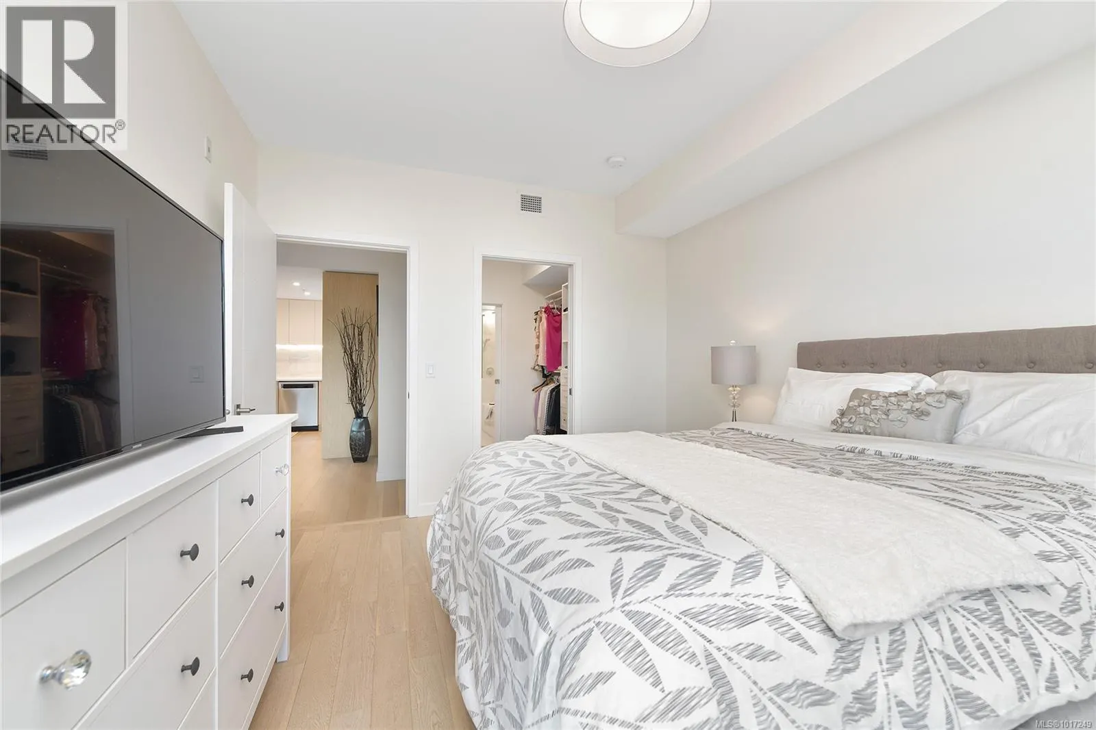 302 5118 Cordova Bay Rd