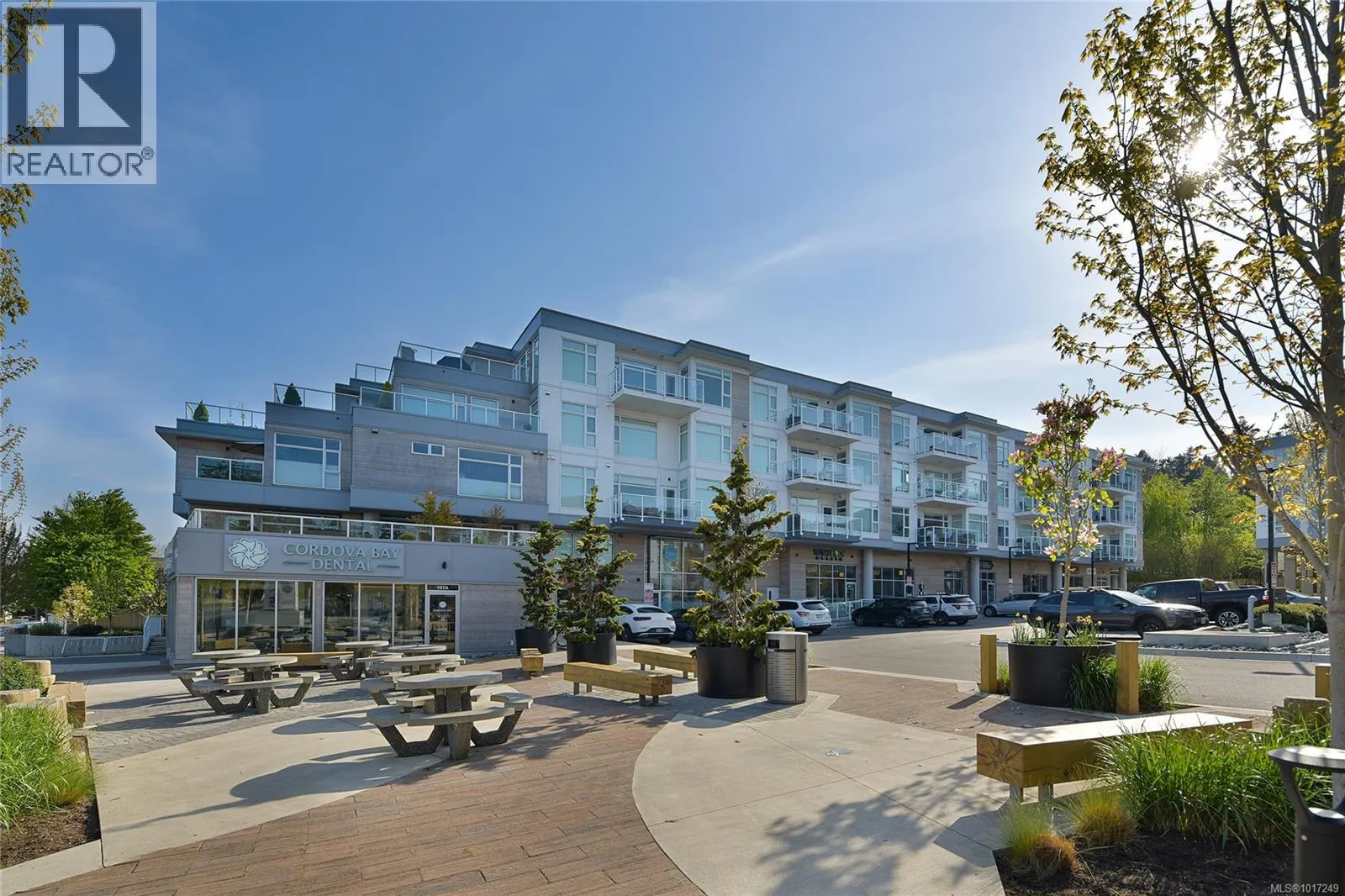 302 5118 Cordova Bay Rd