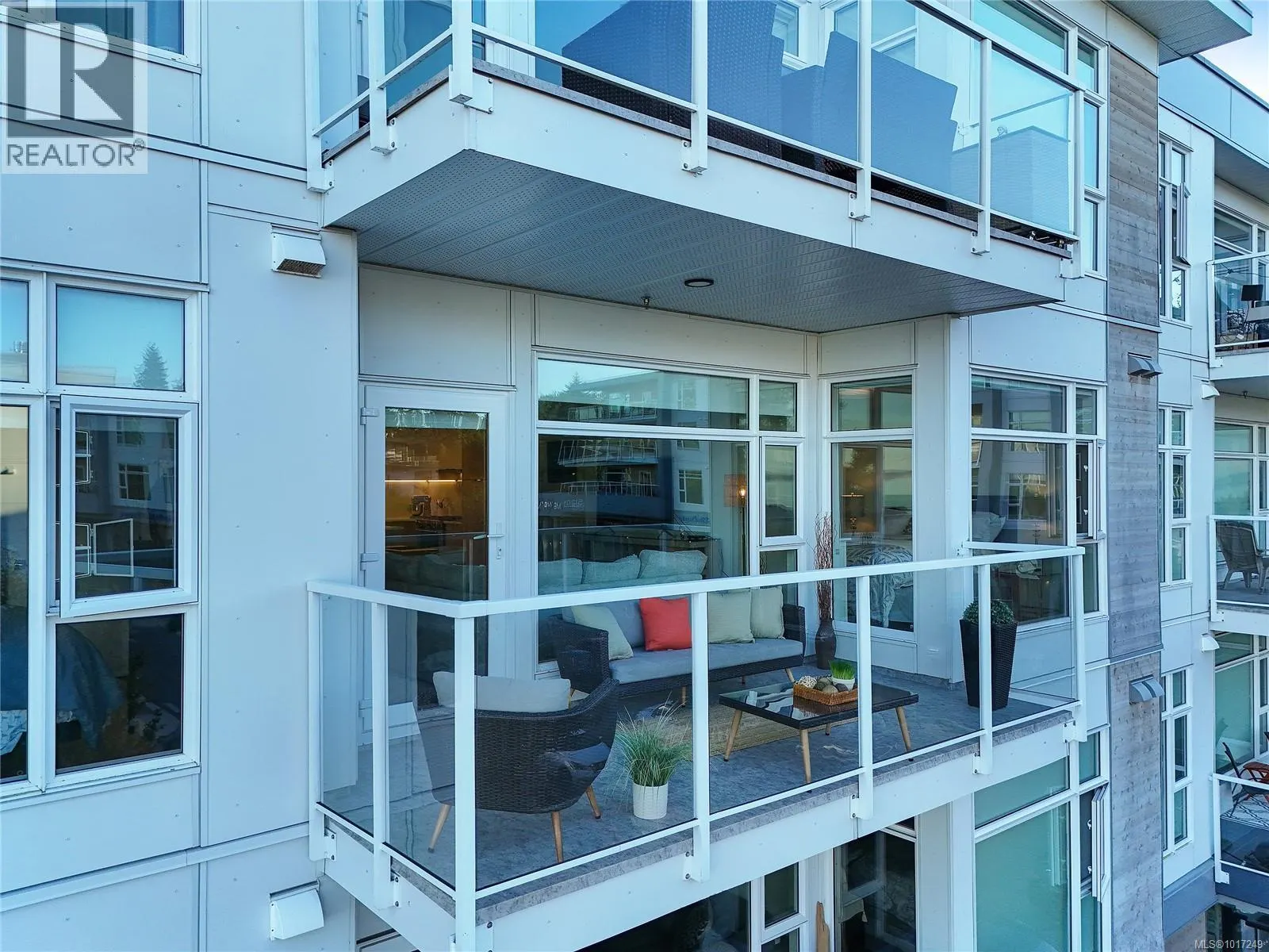 302 5118 Cordova Bay Rd