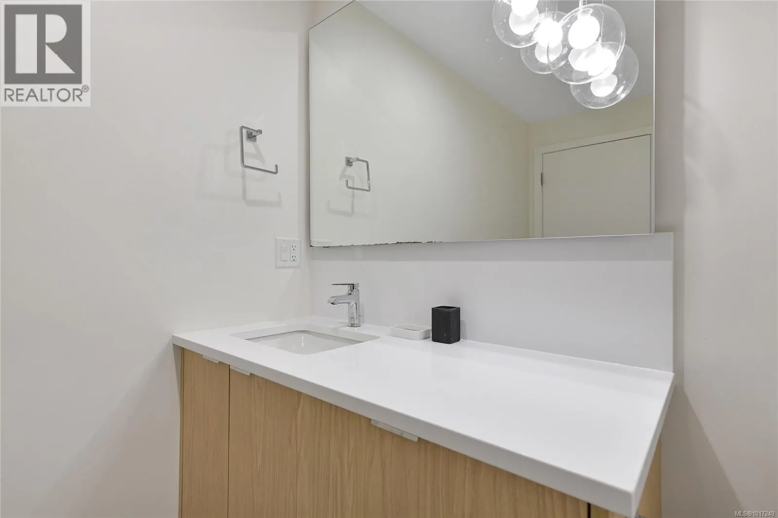 302 5118 Cordova Bay Rd