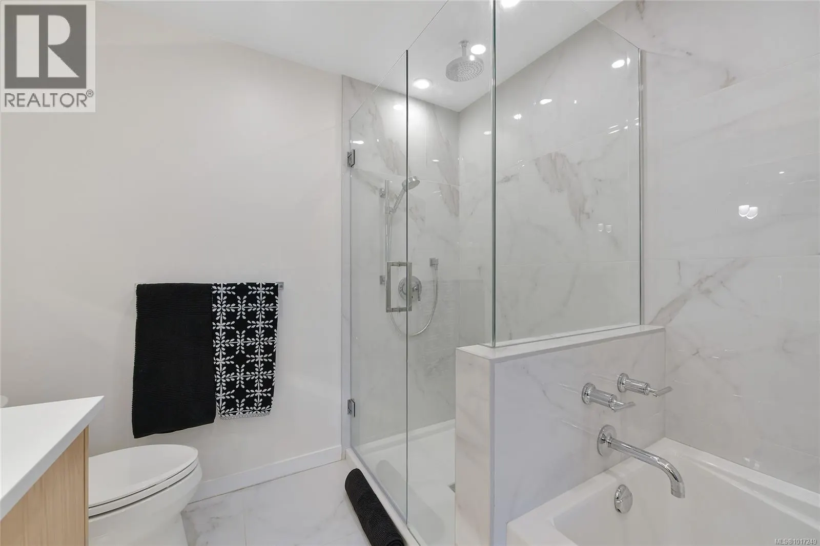 302 5118 Cordova Bay Rd