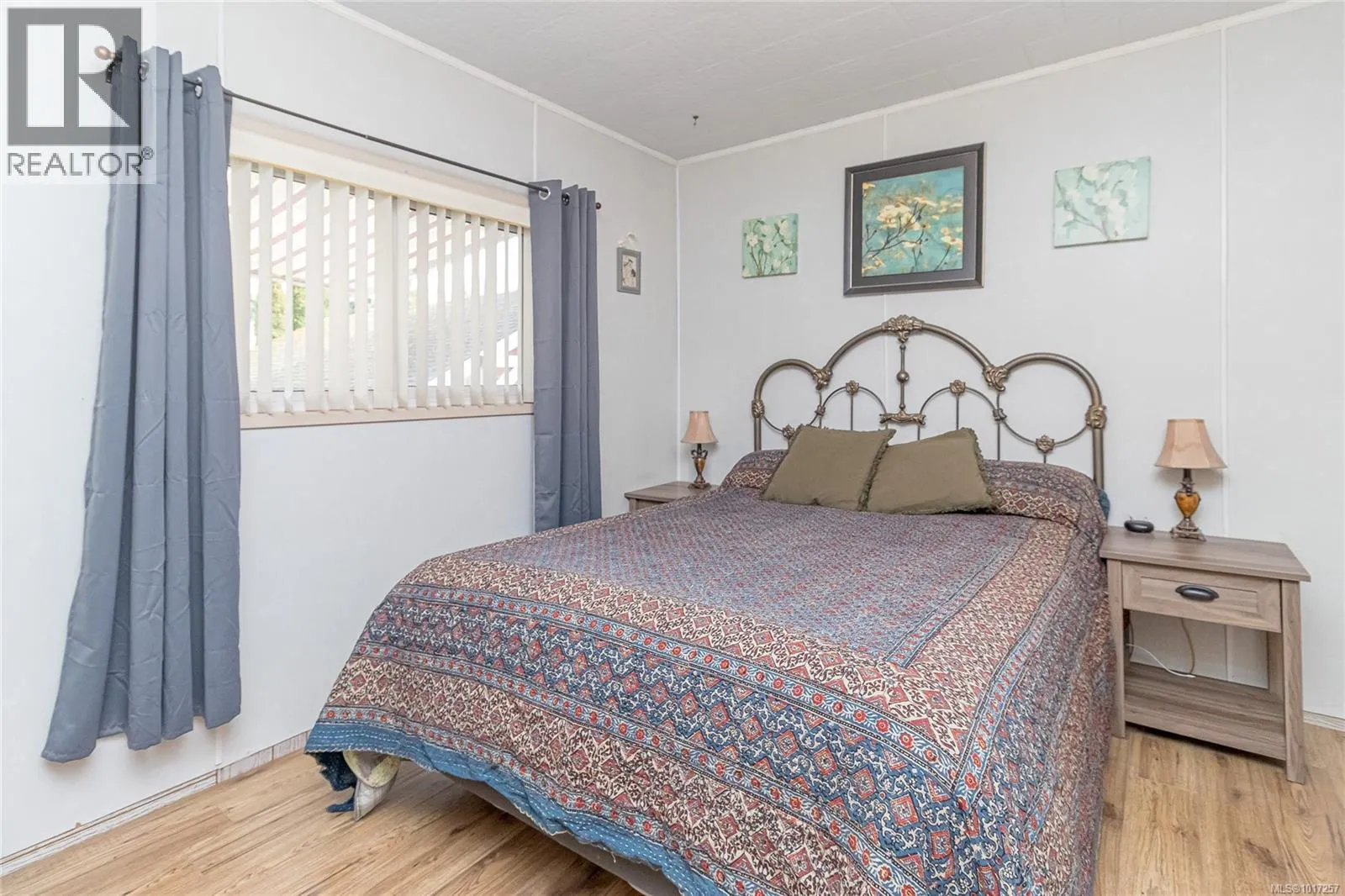 15 King George St N