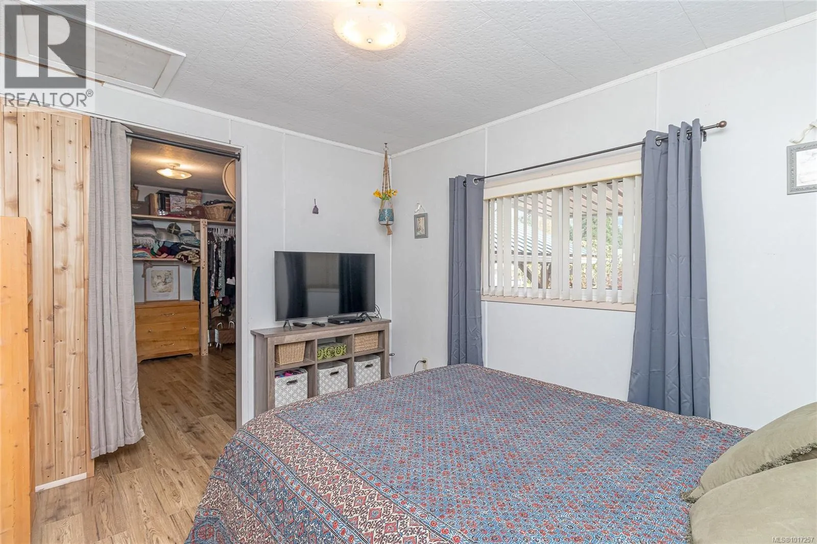 15 King George St N