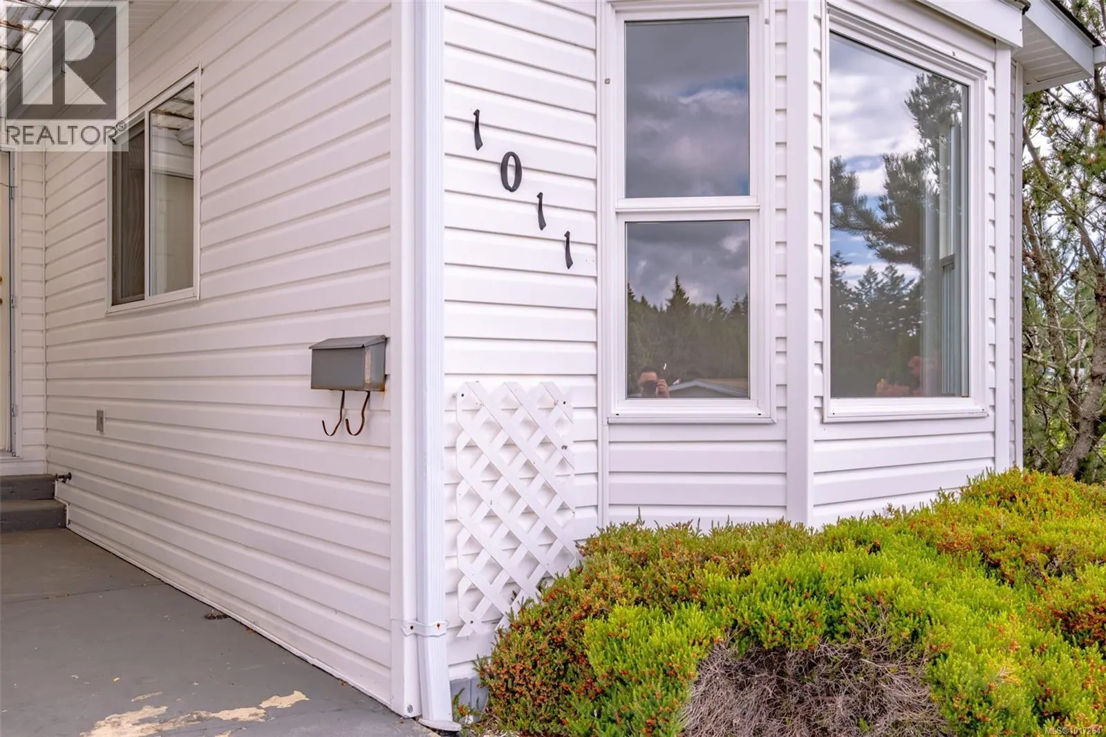 1011 Collier Cres