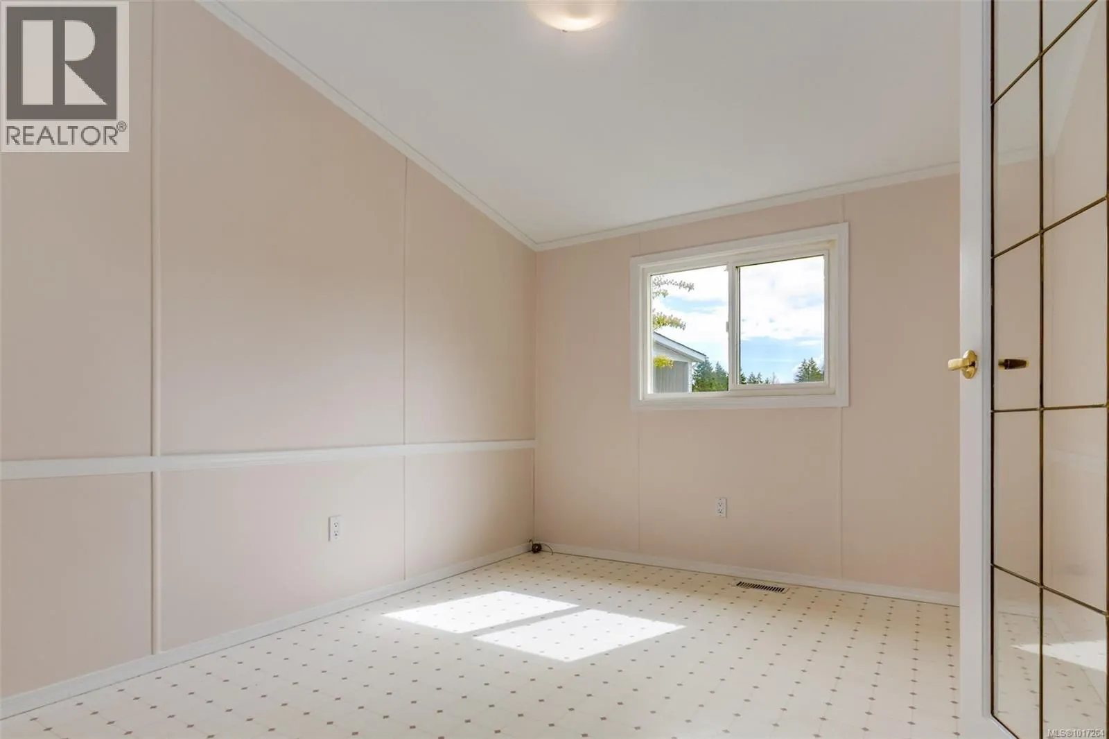 1011 Collier Cres