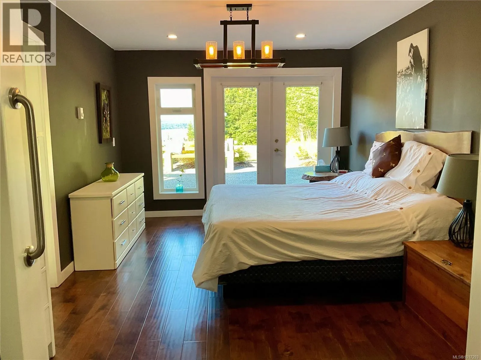 885 Lanqvist Rd