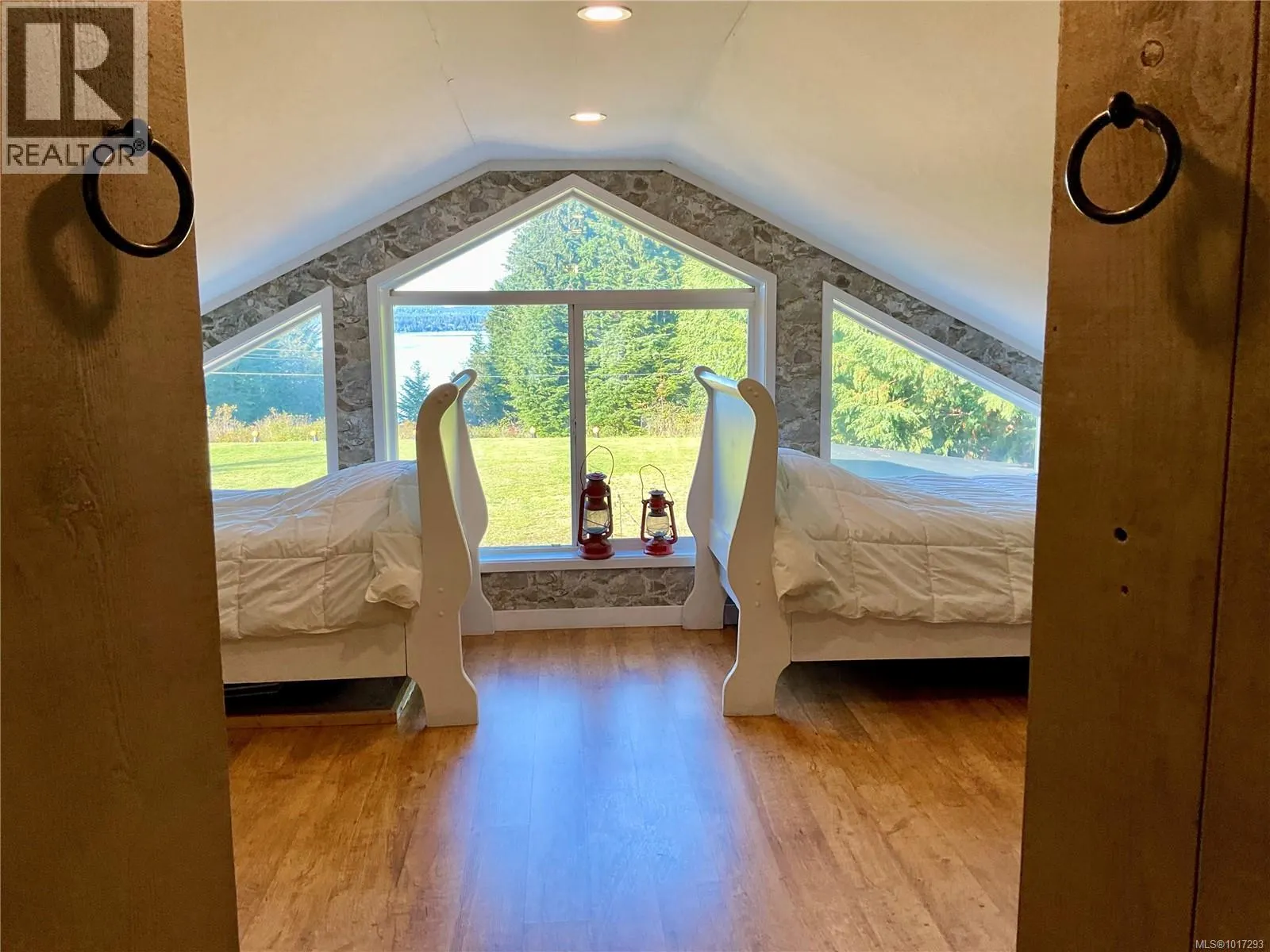 885 Lanqvist Rd