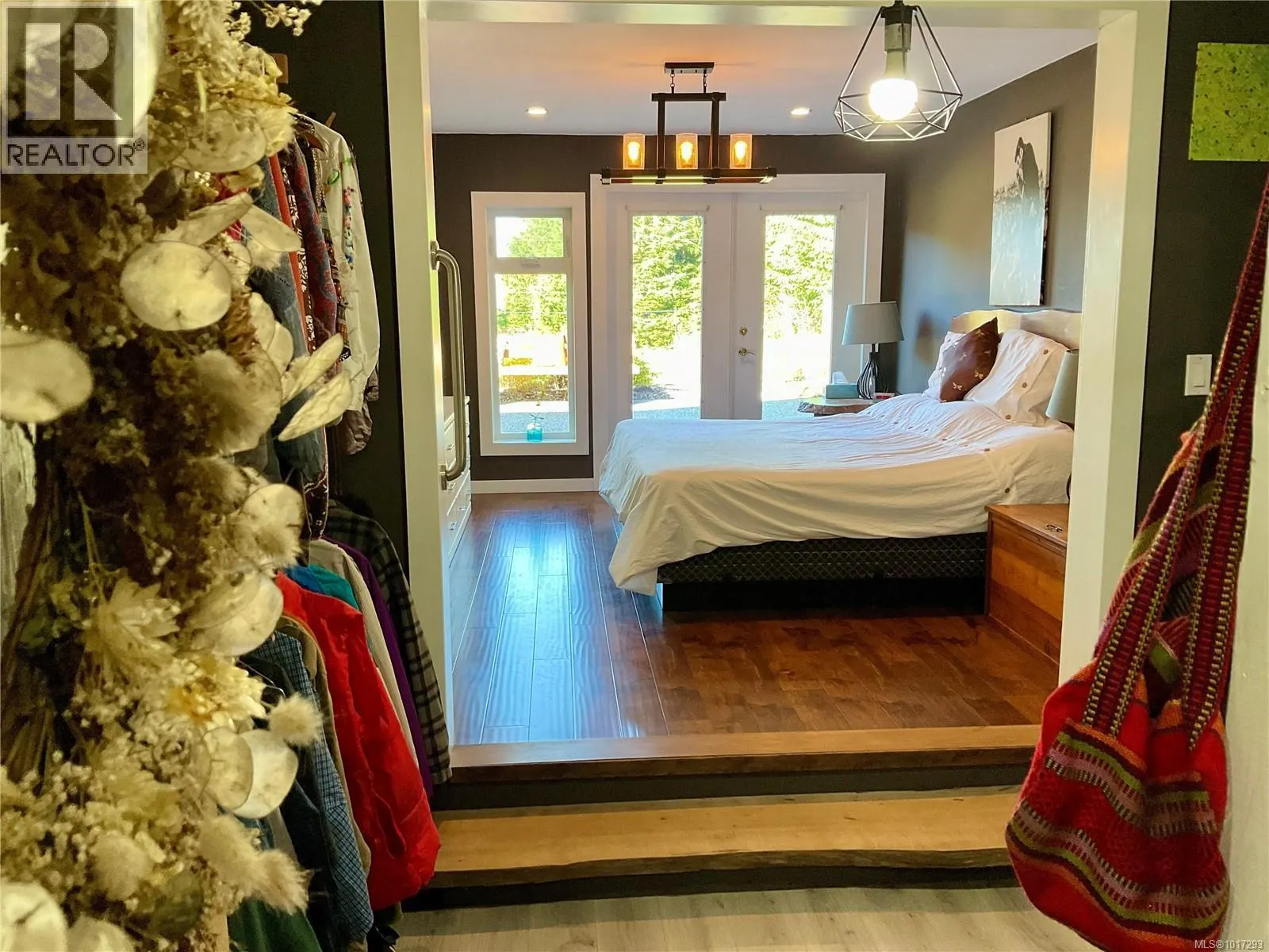 885 Lanqvist Rd
