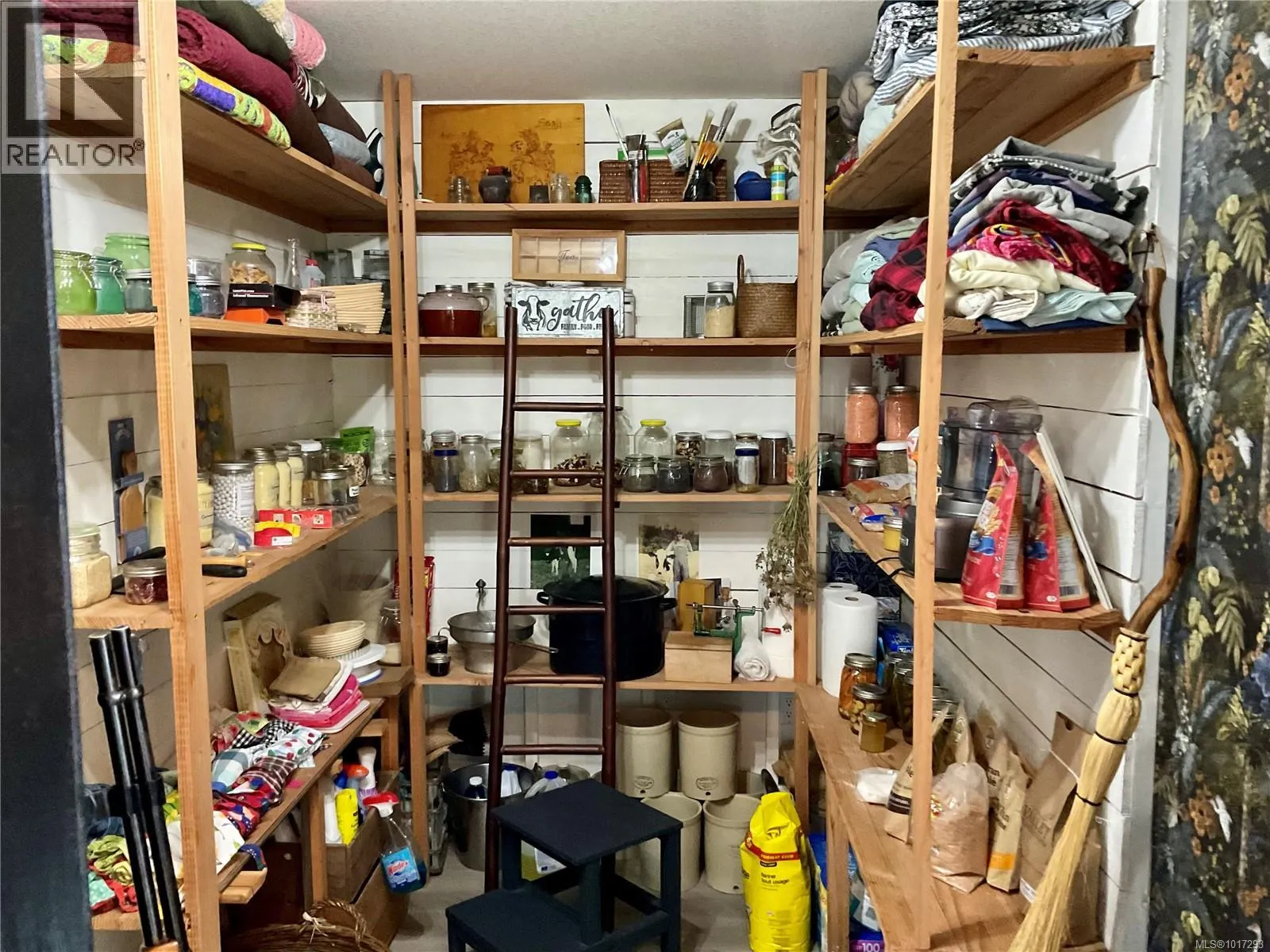 885 Lanqvist Rd