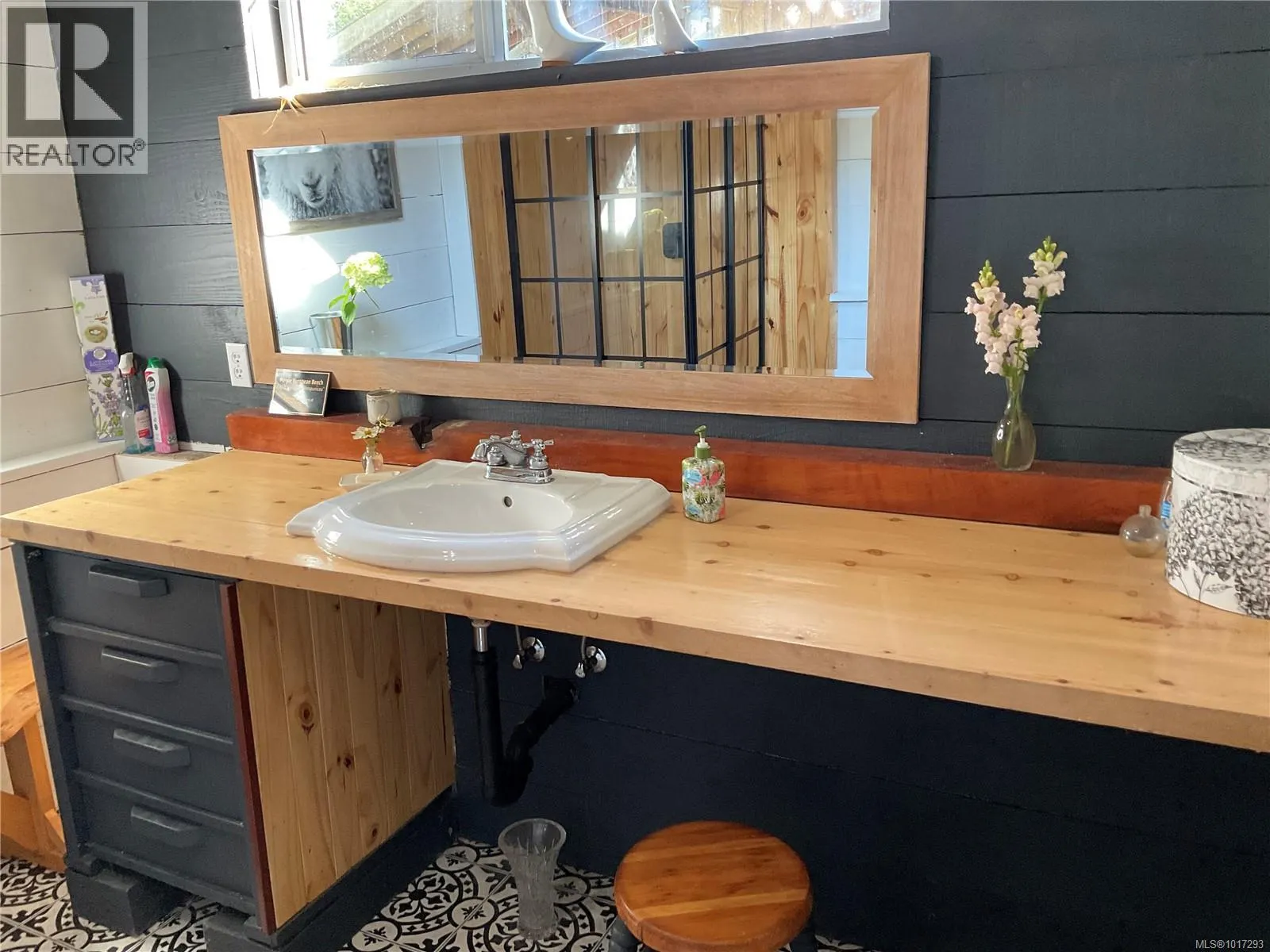 885 Lanqvist Rd