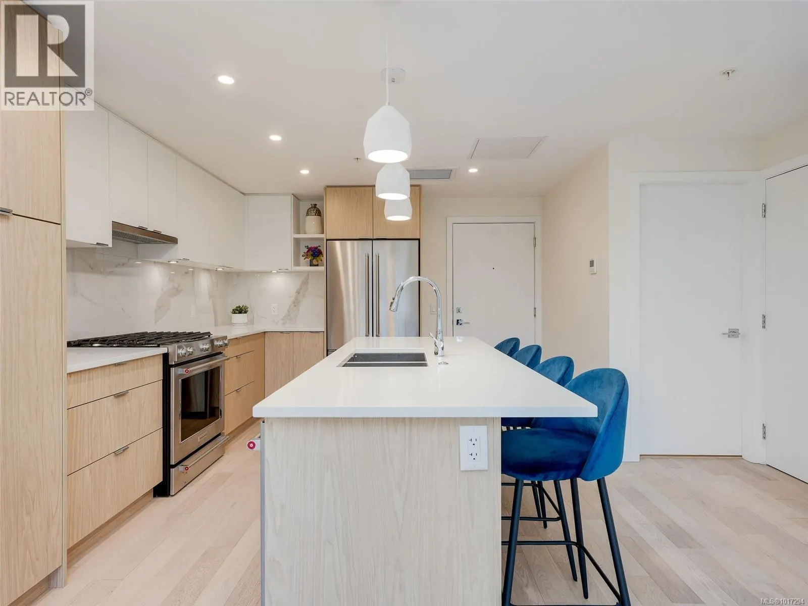 302 5120 Cordova Bay Rd