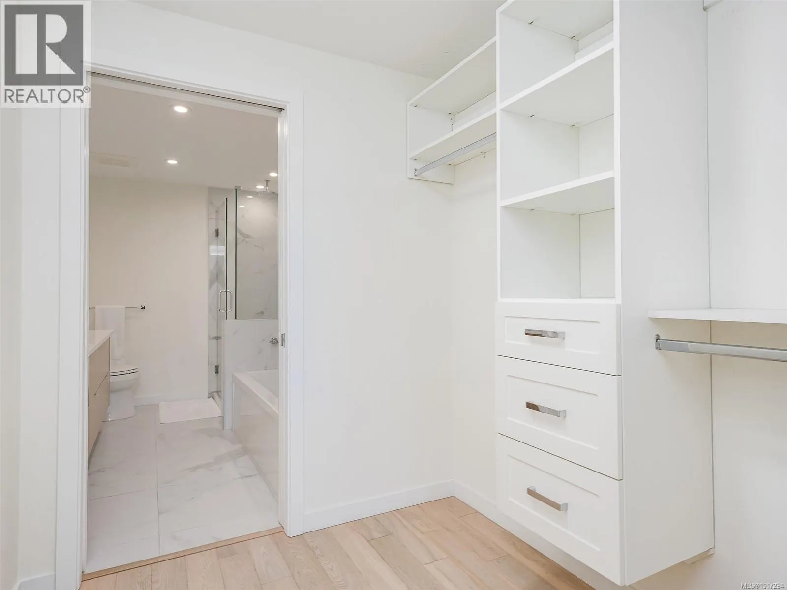 302 5120 Cordova Bay Rd