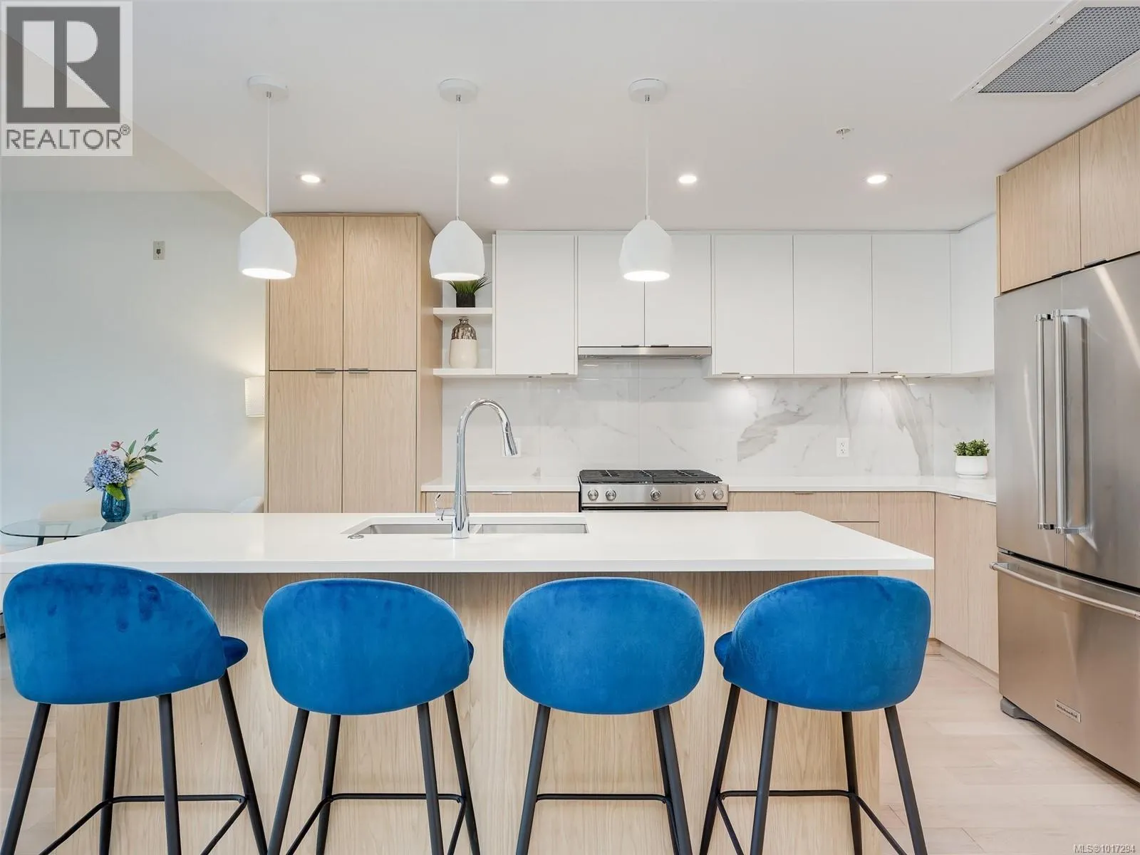 302 5120 Cordova Bay Rd
