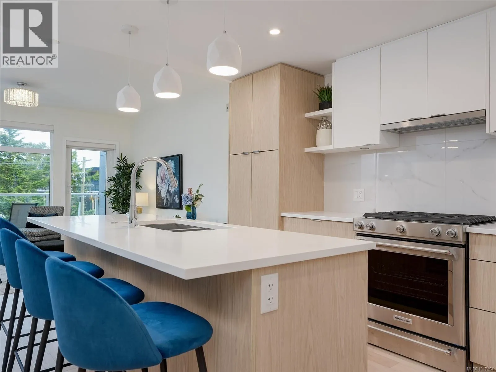302 5120 Cordova Bay Rd
