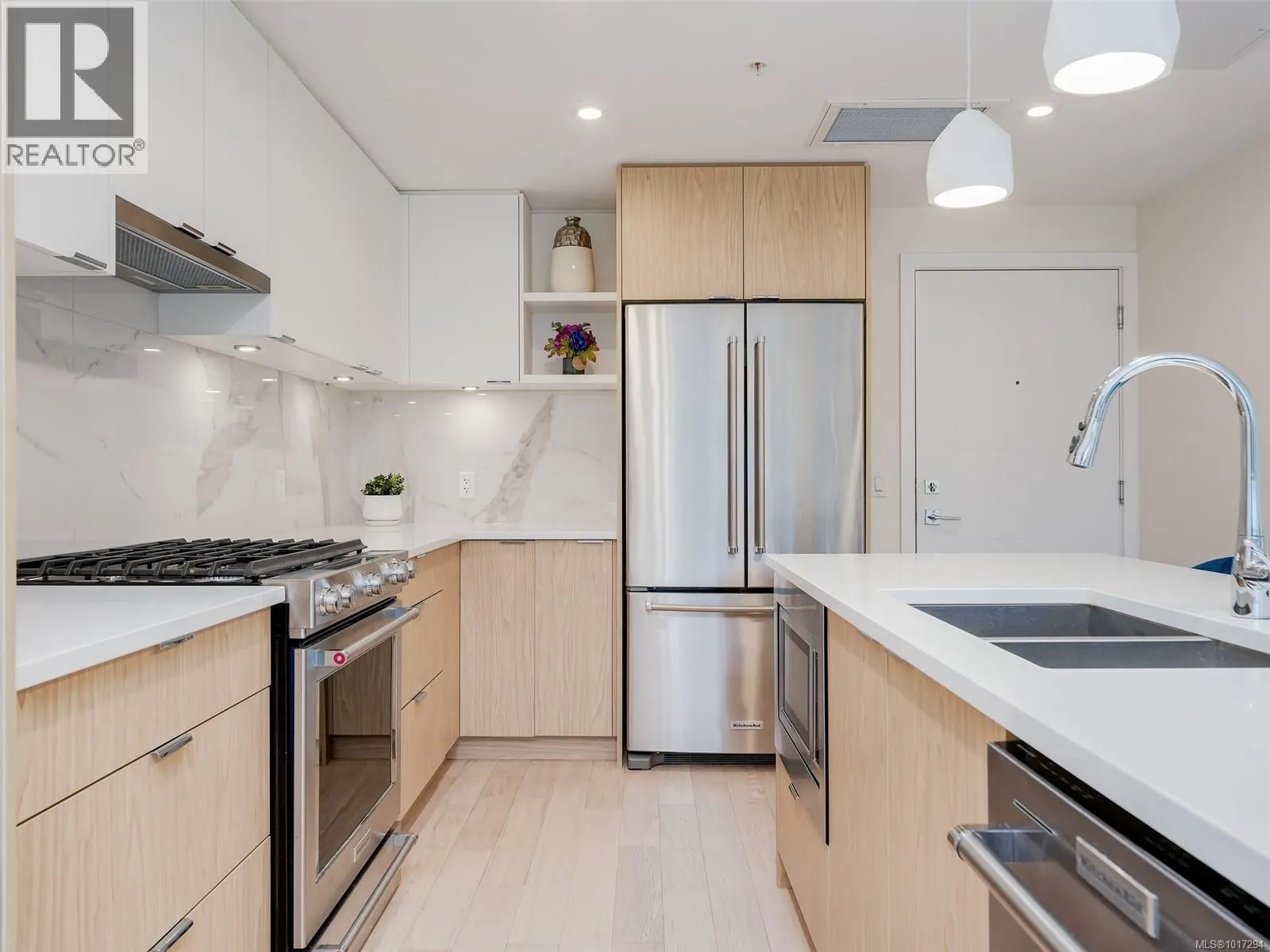 302 5120 Cordova Bay Rd