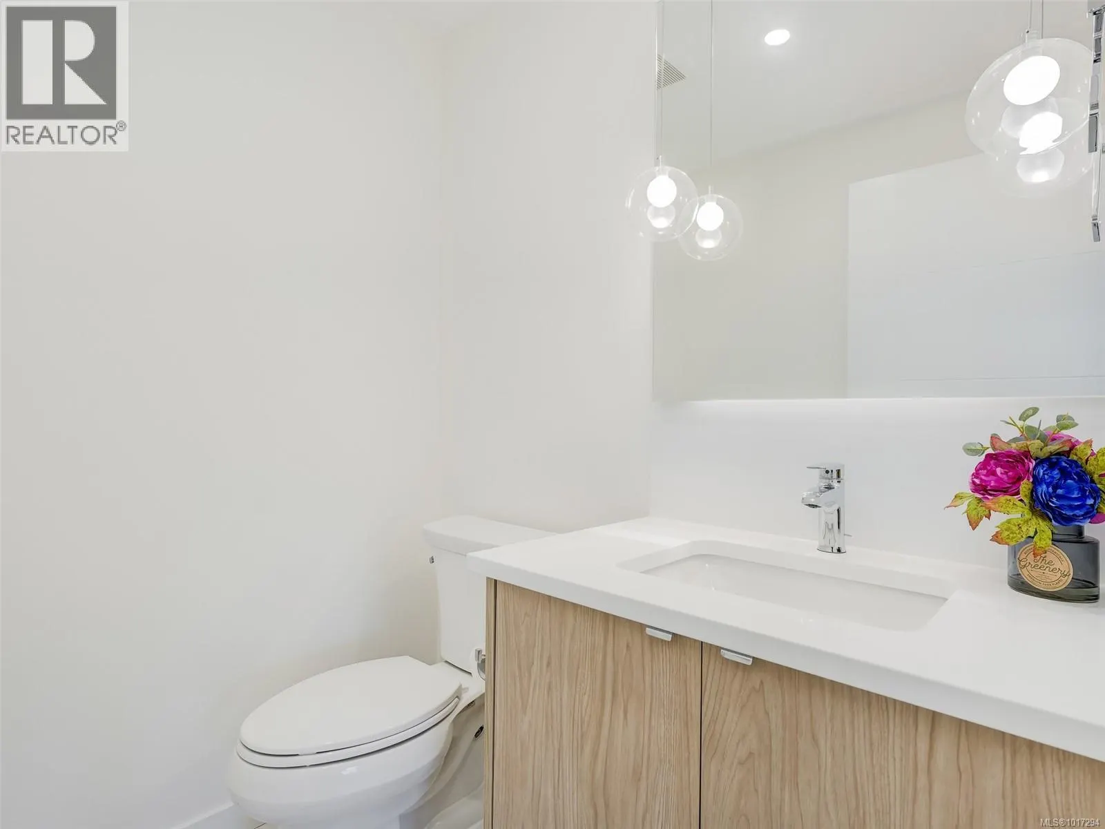 302 5120 Cordova Bay Rd