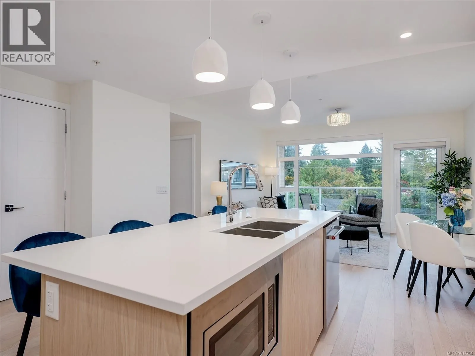 302 5120 Cordova Bay Rd