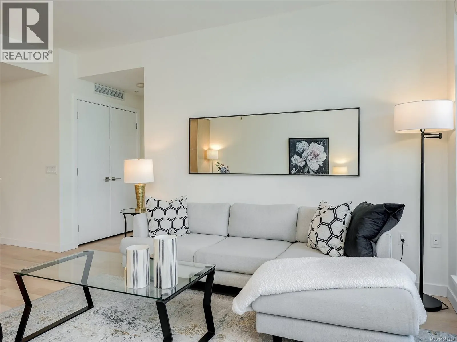 302 5120 Cordova Bay Rd