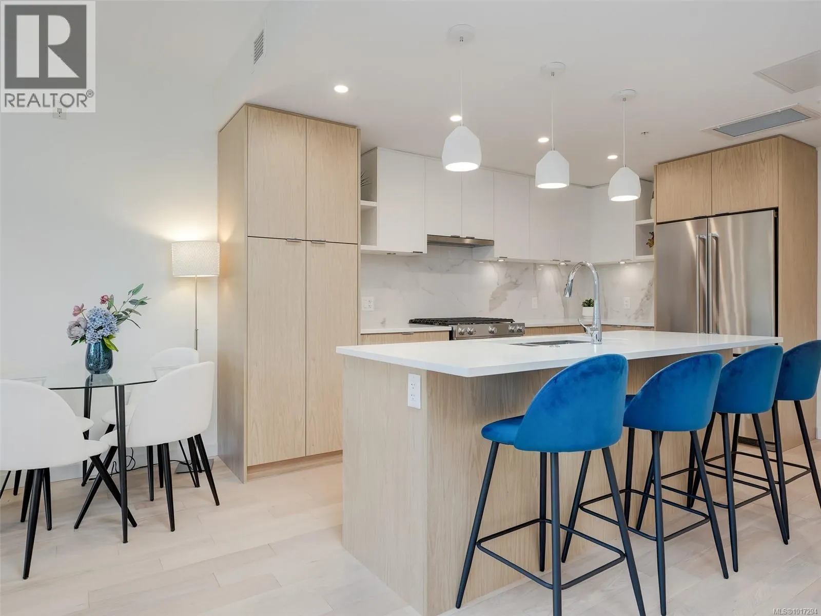 302 5120 Cordova Bay Rd