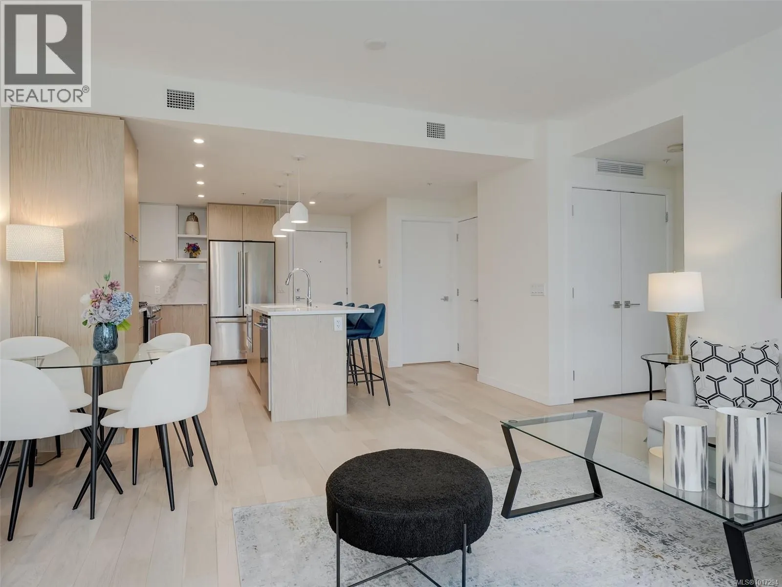 302 5120 Cordova Bay Rd