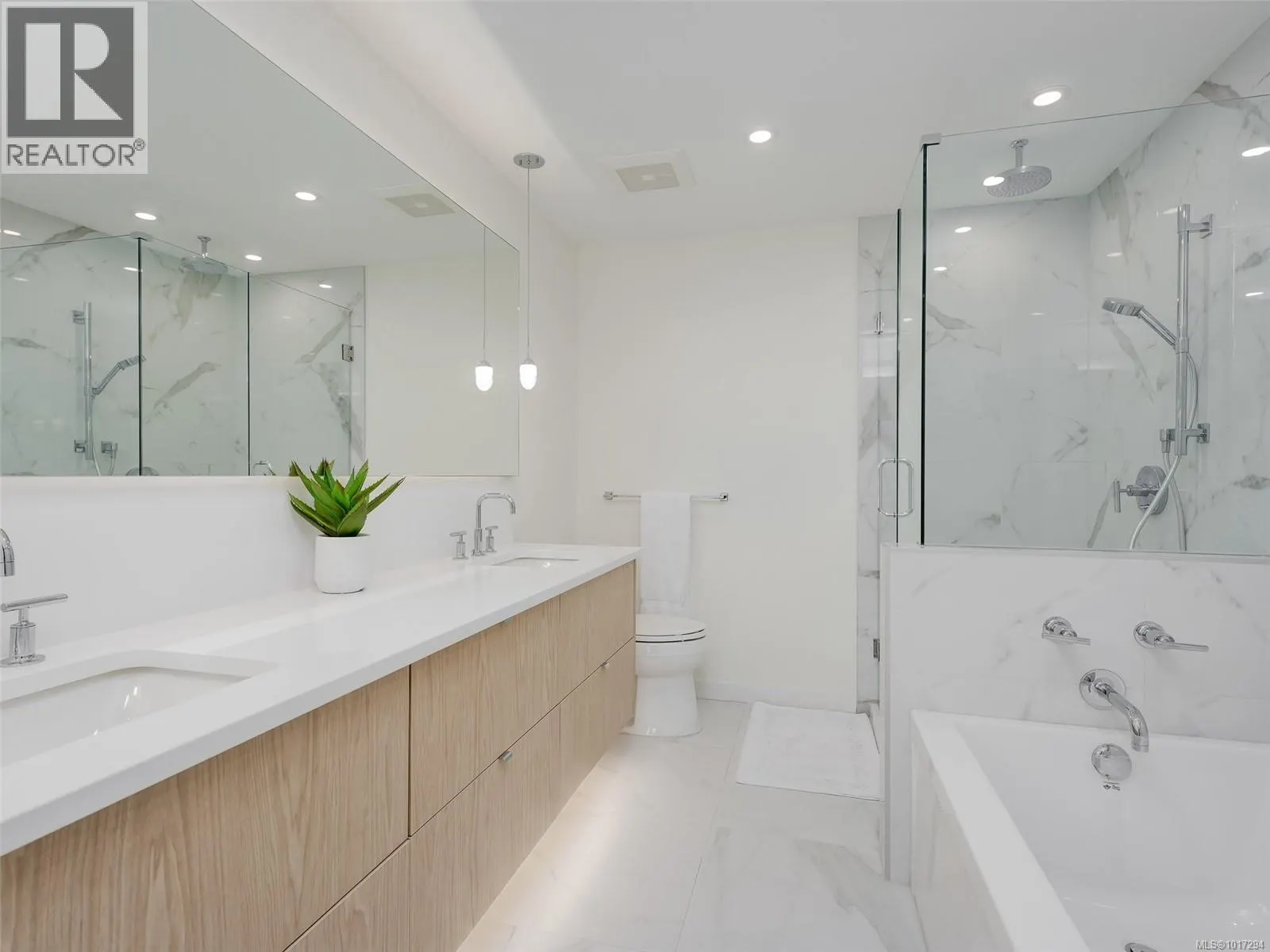 302 5120 Cordova Bay Rd