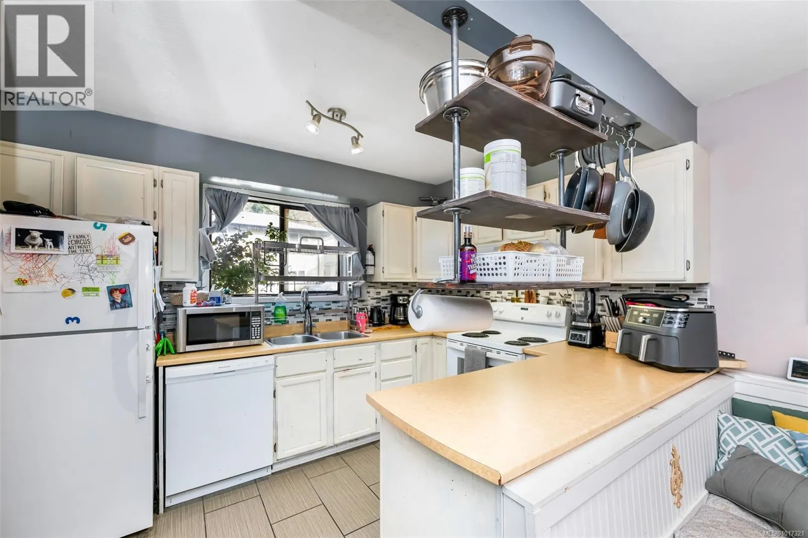 32 3025 Cowichan Lake Rd
