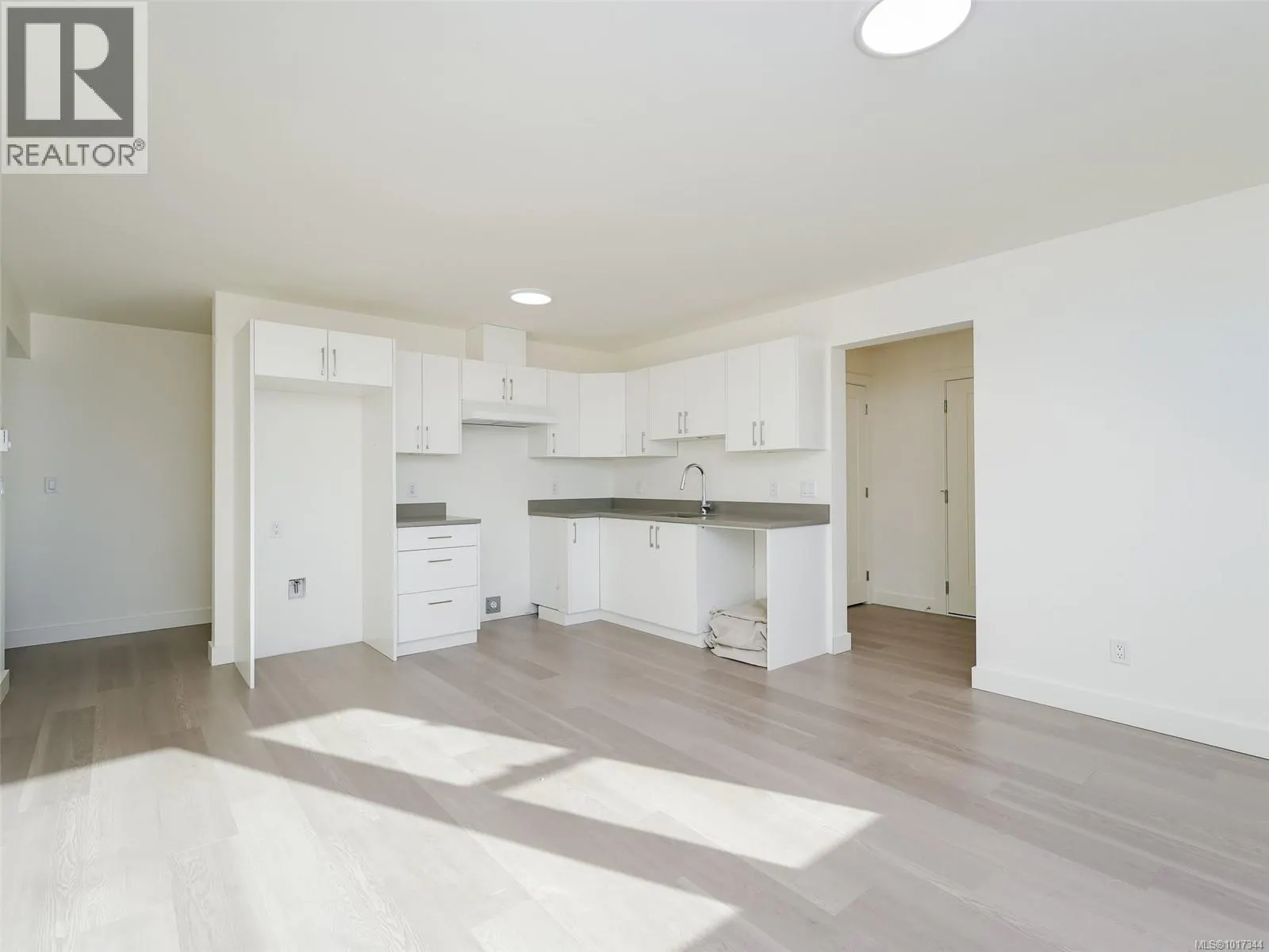 2585 Nickson Way