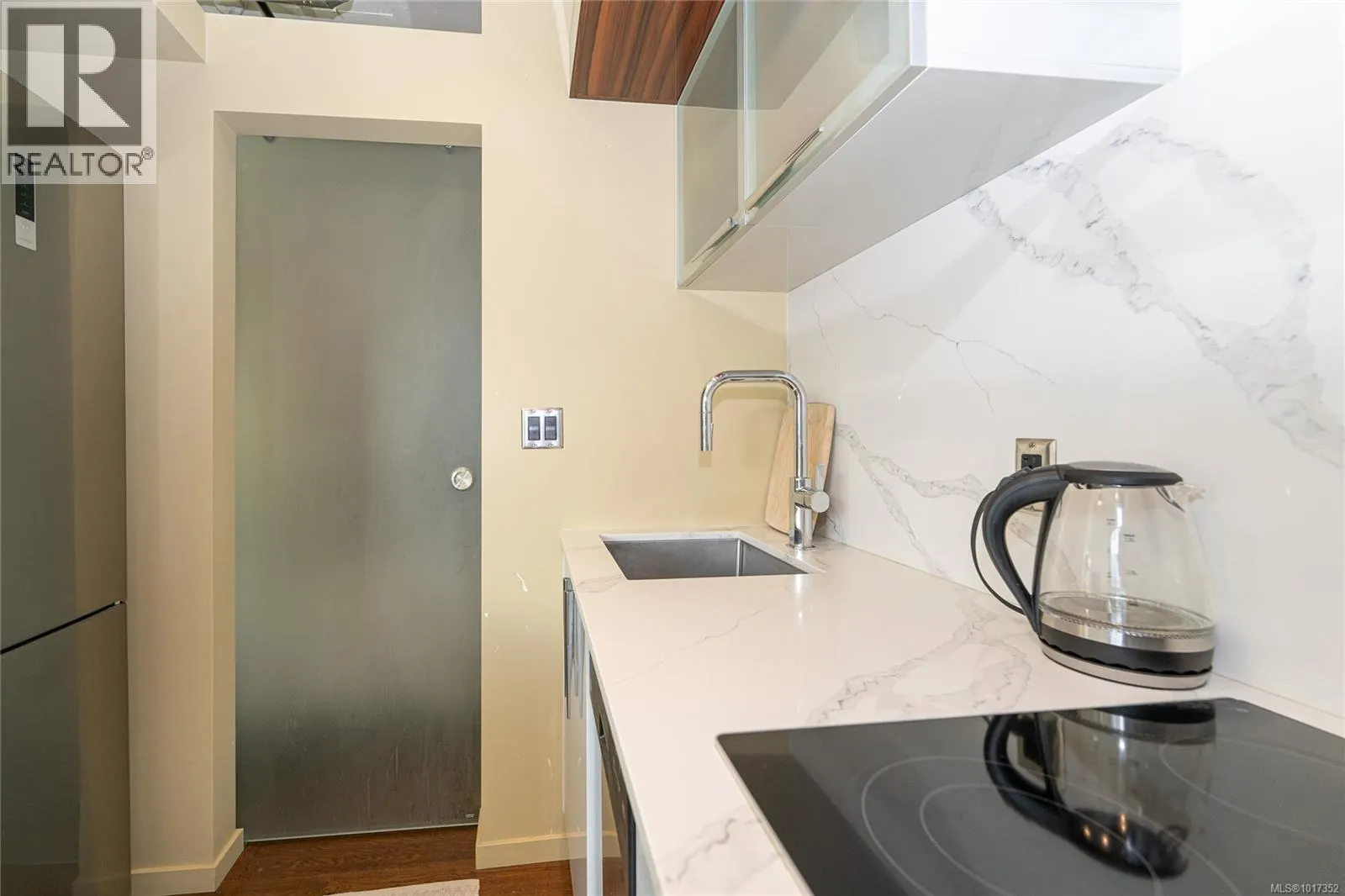 822 1029 View St