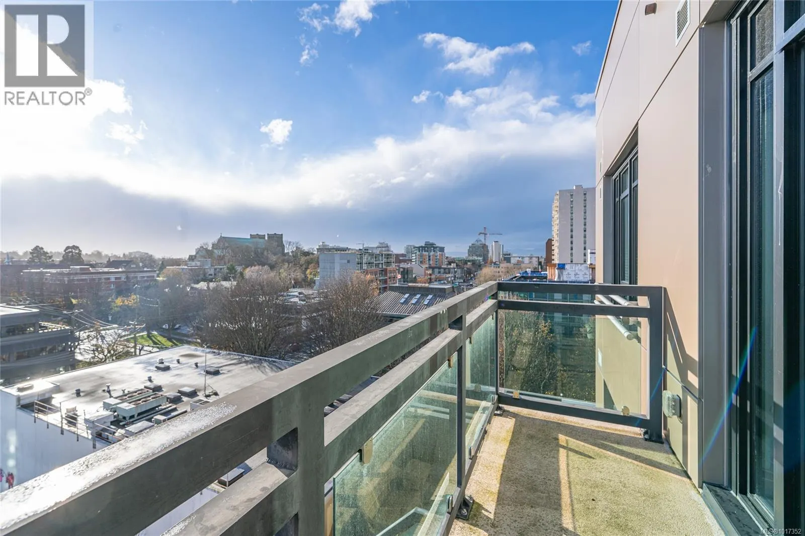 822 1029 View St