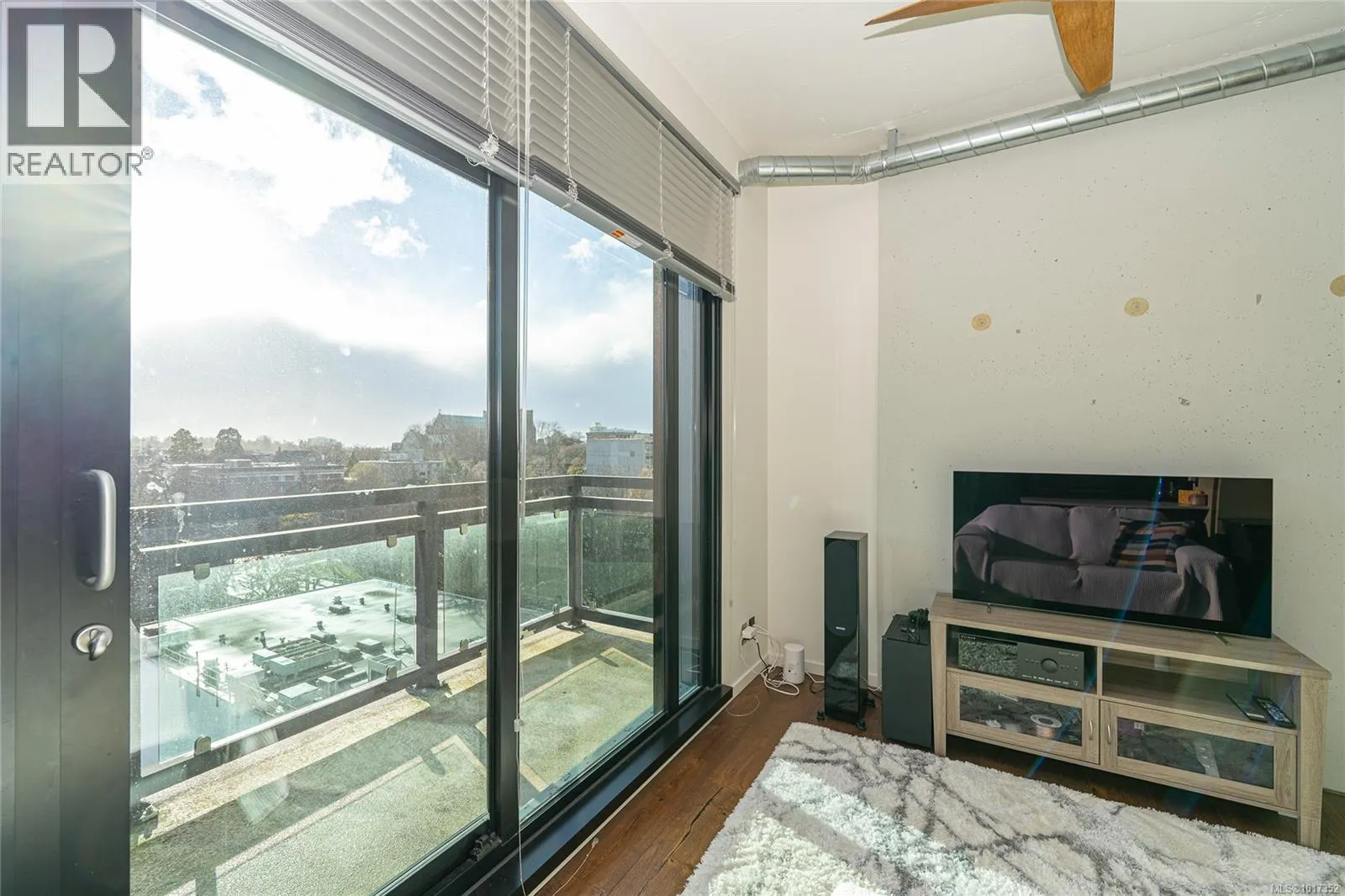 822 1029 View St