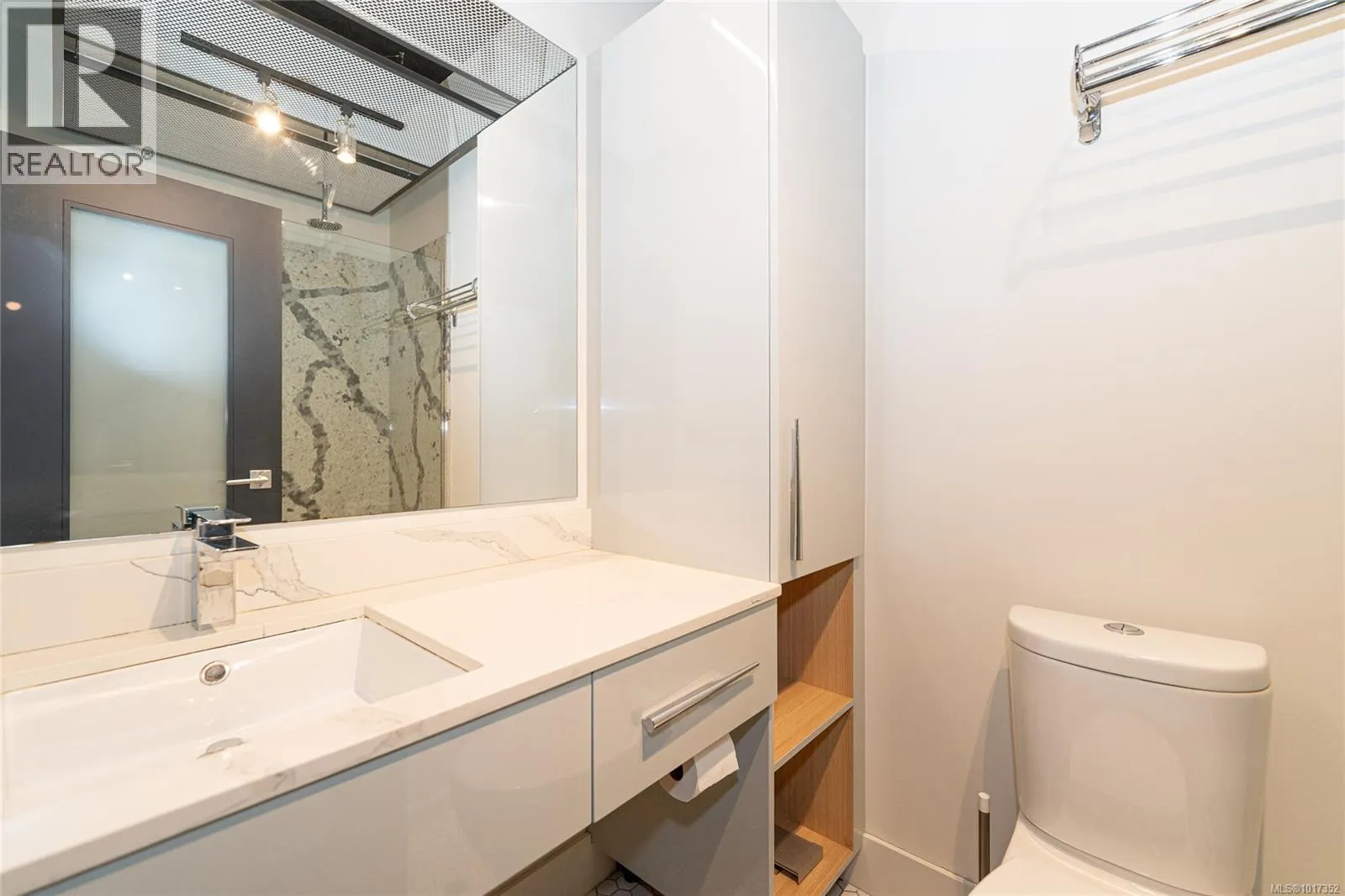 822 1029 View St